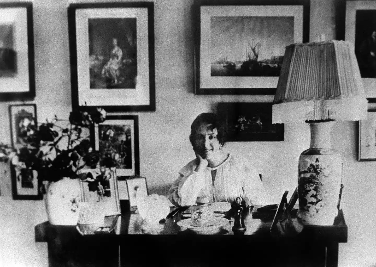 Karen Blixen på sin afrikanske farm som ung forfatter og direktør. Foto: AFP