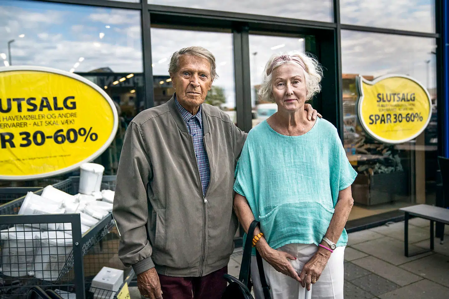 Knud Pedersen og Merete Christensen – begge 81 – var inde og handle mandag eftermiddag i Jysk. De husker Lars Larsen fra starten af, og selvom de ikke kendte ham personligt, så var han en mand, som de fleste danskere vidste hvem var. »Han har jo bygget det hele op fra bunden. Det var ganske imponerende,« siger Knud Pedersen.