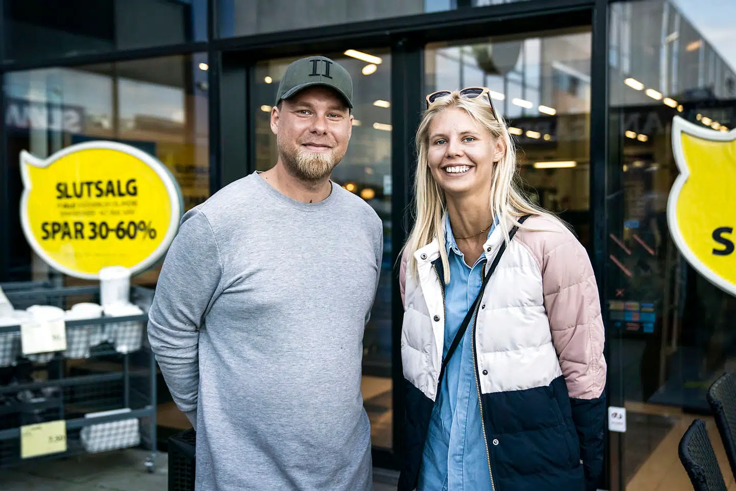 Mikkel Desler, 27, og Liva Jessen, 24, er begge enige om, at Lars Larsen var en stor forretningsmand. »Tænk sig, at han har tjent millioner på at sælge billige discountvarer fra Kina. Det er altså vildt,« siger Liva Jessen.