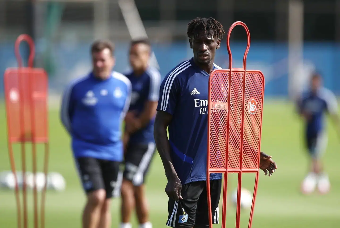 To klubber har nedlagt protest over for HSV på grund af angrebsspilleren Bakery Jatta. De kræver svar på, om Jatta har snydt sig til sin opholdsttilladelse og dermed ikke retsmæssigt er trukket i HSV-trøjen.