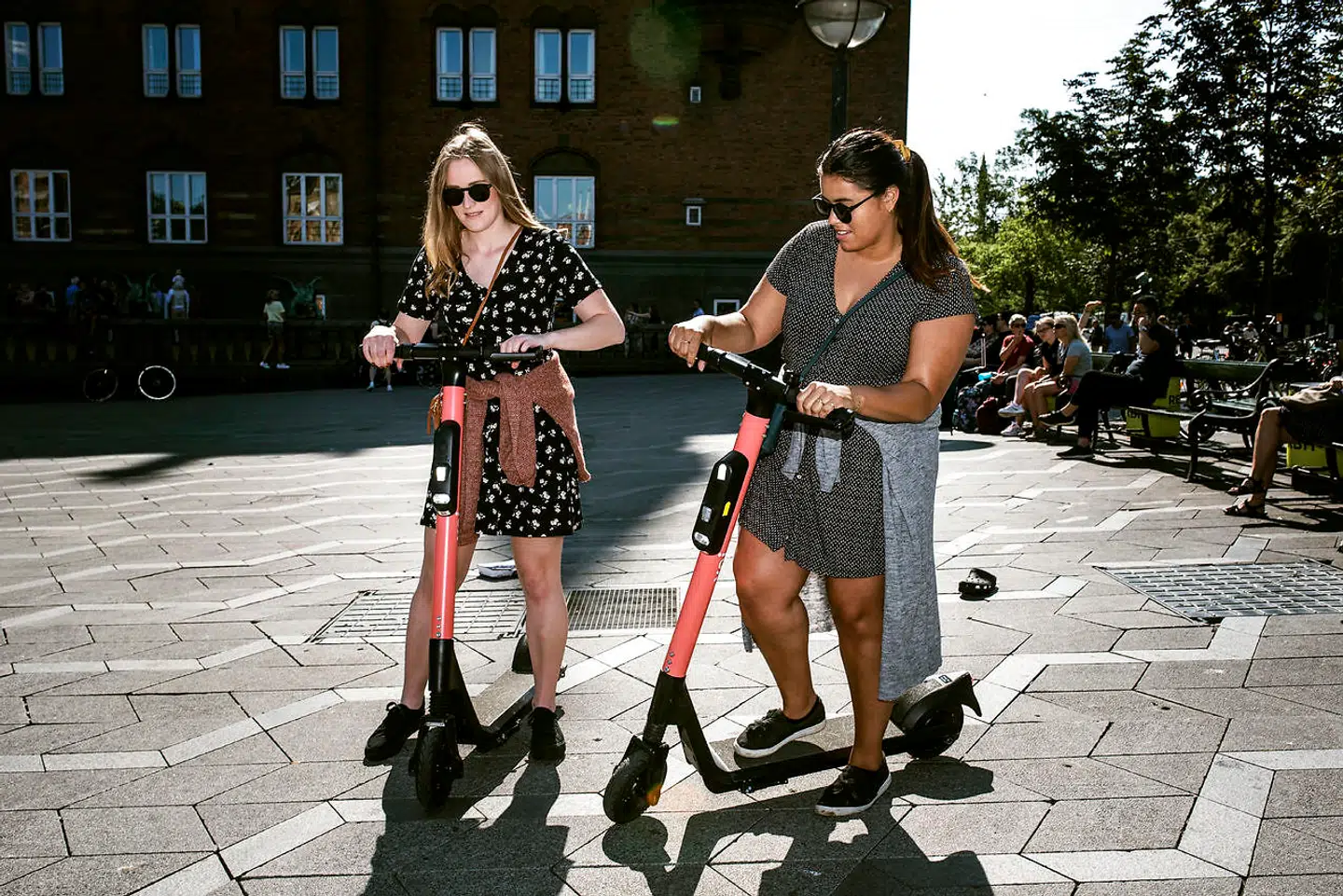 Elin Gustavsen (tv.) og Isabel Lian er fra Norge. De bruger tit elløbehjulene, når de besøger andre byer, hvor der ligesom i Norge er rig mulighed for at udforske byen på elløbehjul.