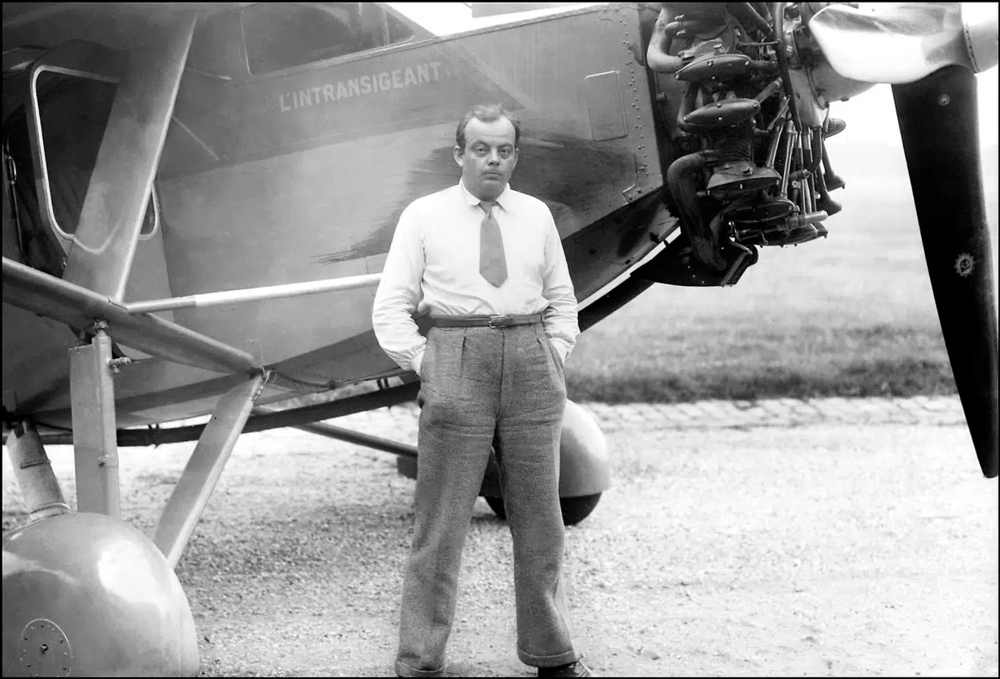 Antoine de Saint-Exupéry (1900-1944) var en fransk forfatter, tegner, journalist og pilot. Inden Anden Verdenskrig var han trafikpilot, men under krigen blev han militærpilot. Han blev dræbt, da hans fly blev skudt ned af et tysk jagerfly. Han modtog en række litterære priser for sine bøger.