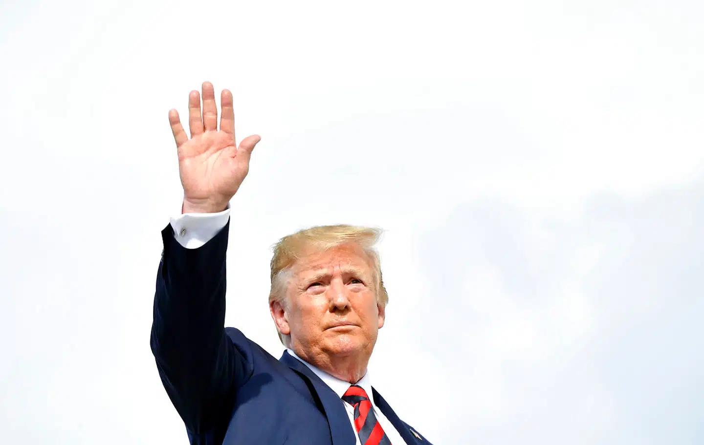 »I virkeligheden drejer det sig om én stor ejendomshandel. Det er hårdt for Danmark, fordi de taber 700 millioner dollar om året på Grønland,« sagde præsidenten søndag.