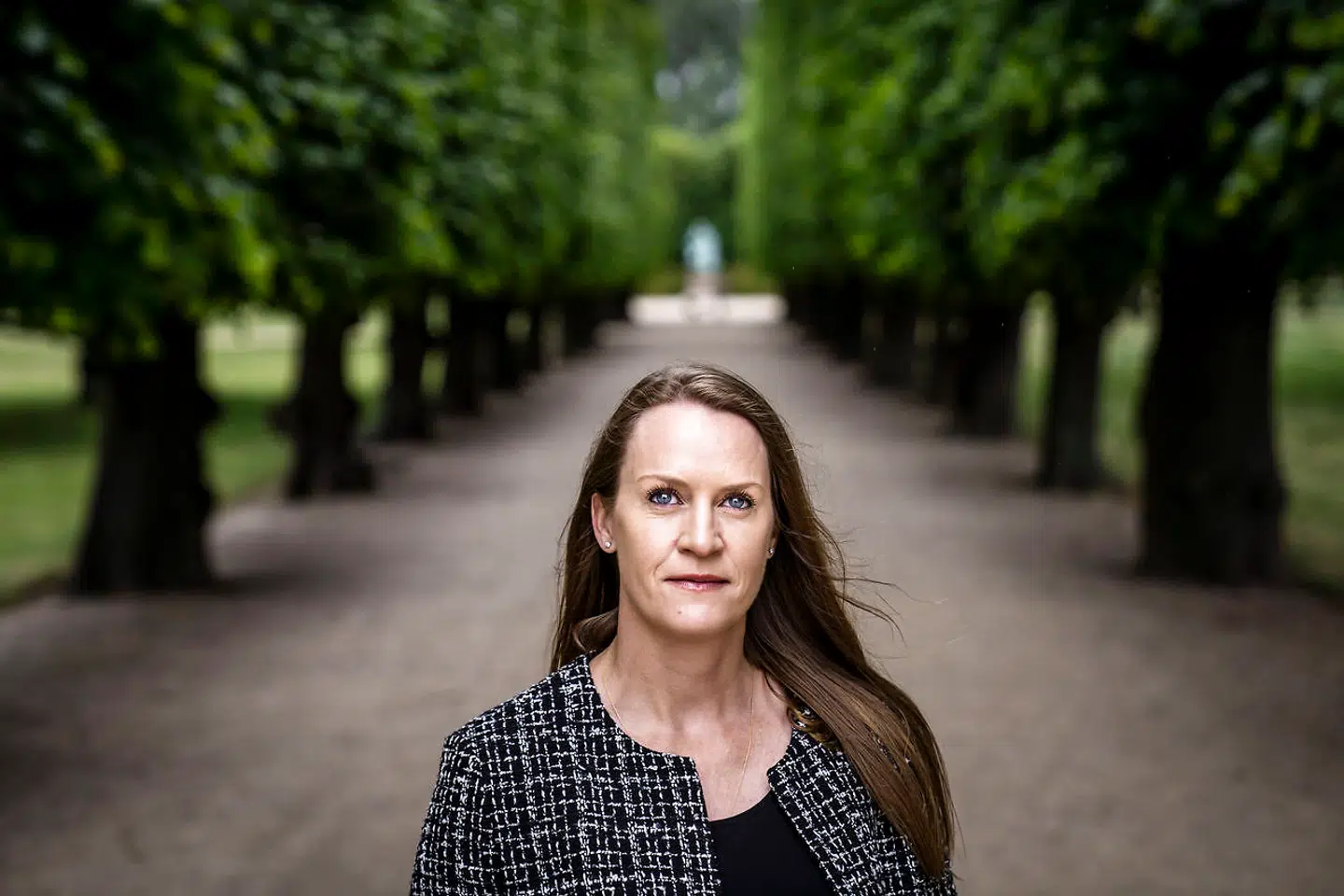 »Jeg tror, det i høj grad handler om racisme. Mange af dem, der sidder inde, er sorte og latinamerikanere. De bliver ikke set som lige, især i den del af befolkningen, som vælger at blive fængselsbetjente eller politibetjente.« – Jane Fisher-Byrialsen, dansk forsvarsadvokat bosat i New York.