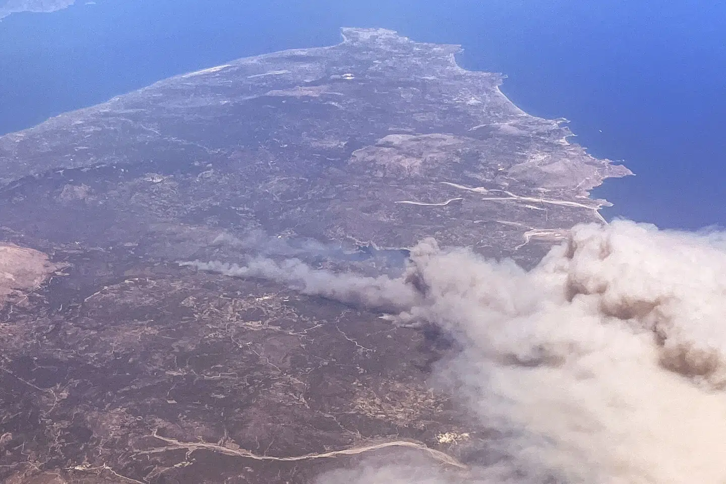 Græske myndigheder kæmper for syvende dag i træk med at inddæmme brande på øen Rhodos. Christophe Gateau/Ritzau Scanpix