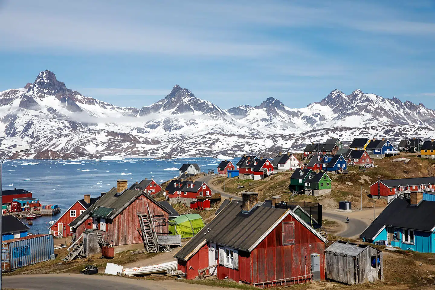Mette Frederiksens besøg på Grønland er med Donald Trumps melding pludselig blevet en særdeles interessant begivenhed. Her er kig ud over havnen i Tasiilaq. Foto: Lucas Jackson/Ritzau Scanpix