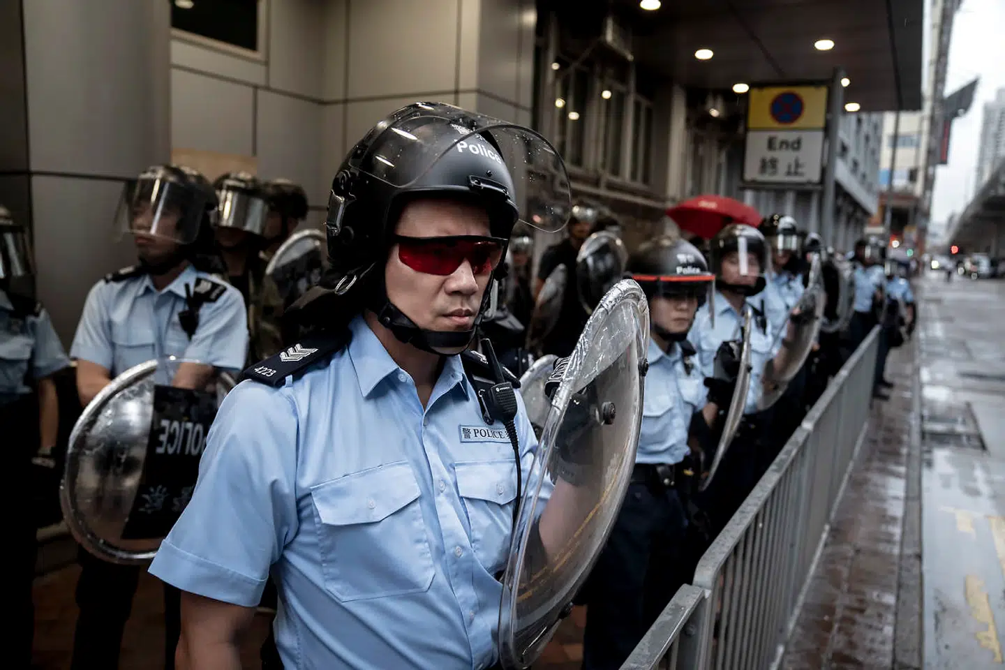 Kampklædte betjente foran politistationen i shoppingdistriktet Mong Kok.