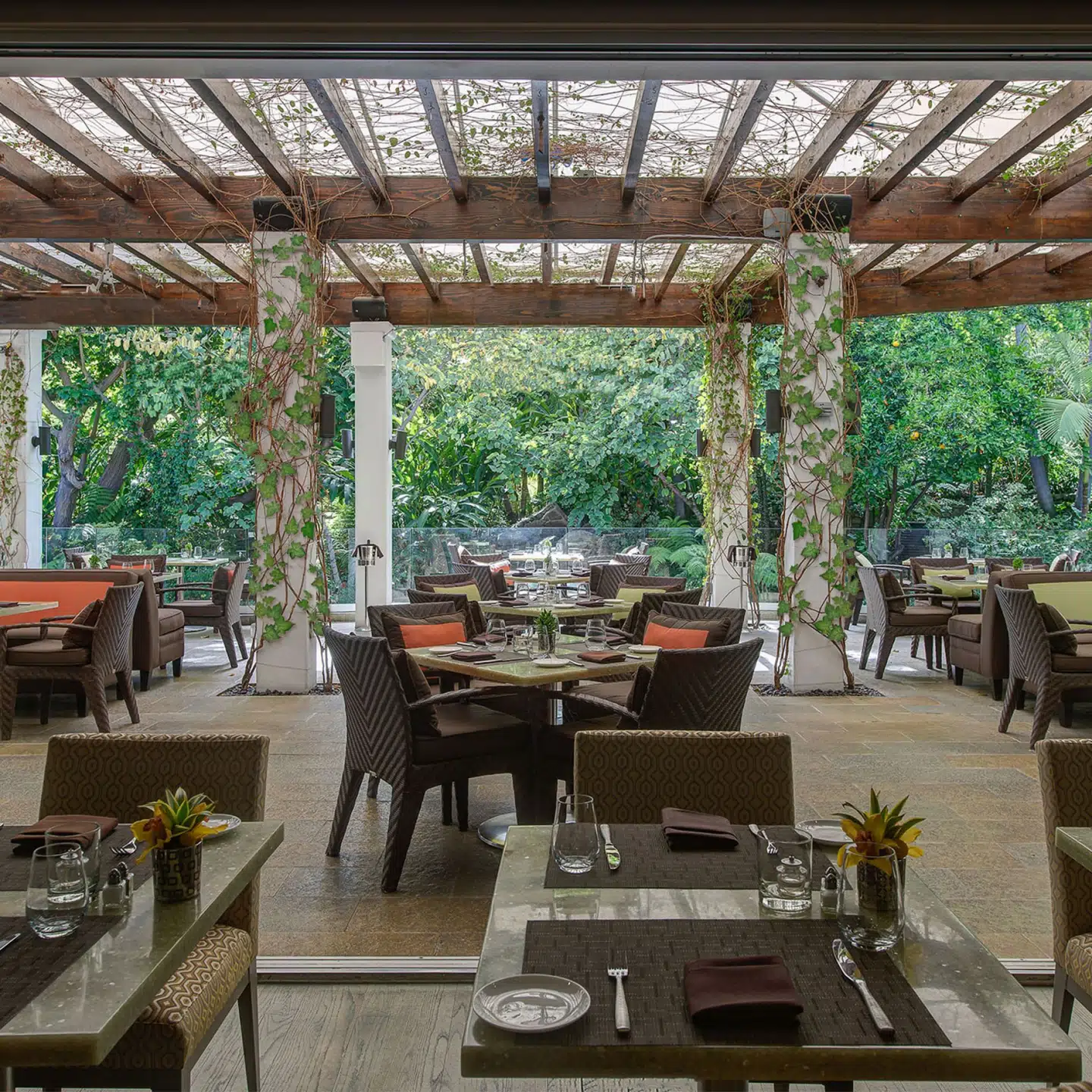 Start dagen med morgenmad på Cavatina Restaurant på Sunset Marquis, der er kendt som værende det mest populære tilhørssted blandt musikere i Los Angeles.