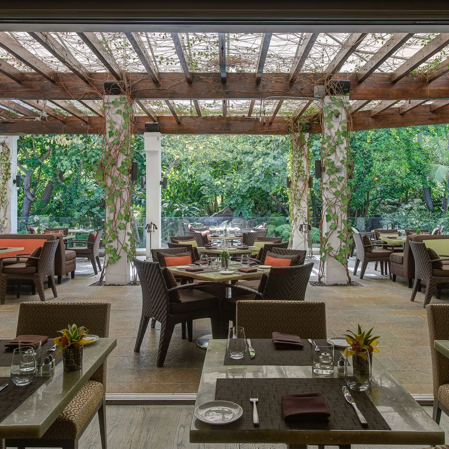 Start dagen med morgenmad på Cavatina Restaurant på Sunset Marquis, der er kendt som værende det mest populære tilhørssted blandt musikere i Los Angeles.