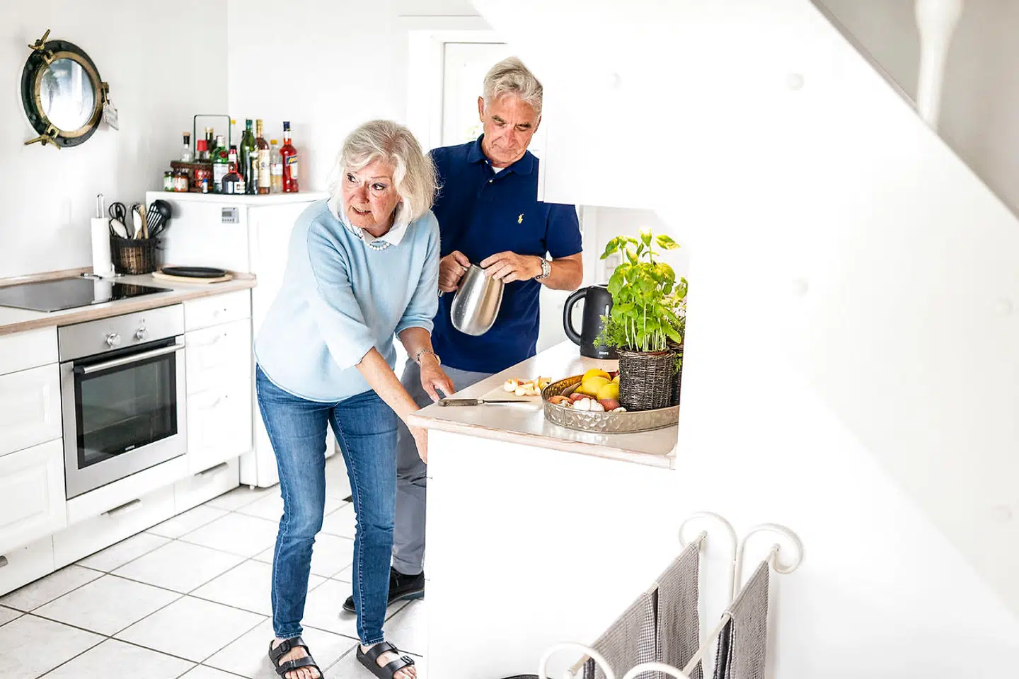 Det hele har ligesom skullet falde på plads, lyder det. For selv om deres forløb har været meget forskellige, er de enige om, at det har taget tid at vænne sig til ikke længere at arbejde. Her i deres sommerhus I Veddinge Bakker ved Asnæs.