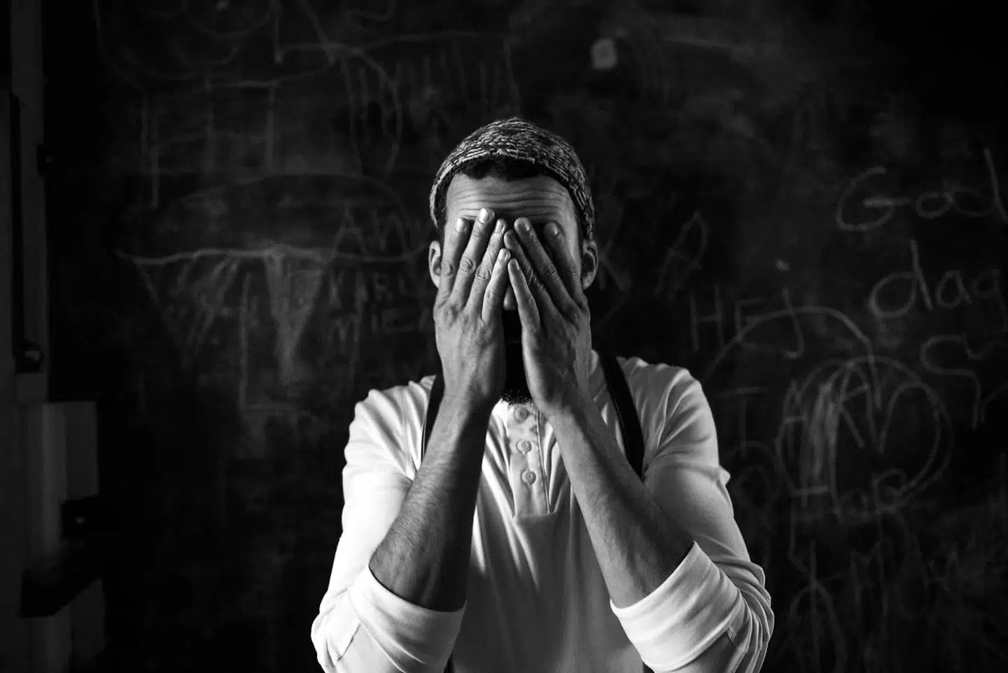 Isam B udgiver ny musik som solist. Fotograferet på den familieejet Café au Leg