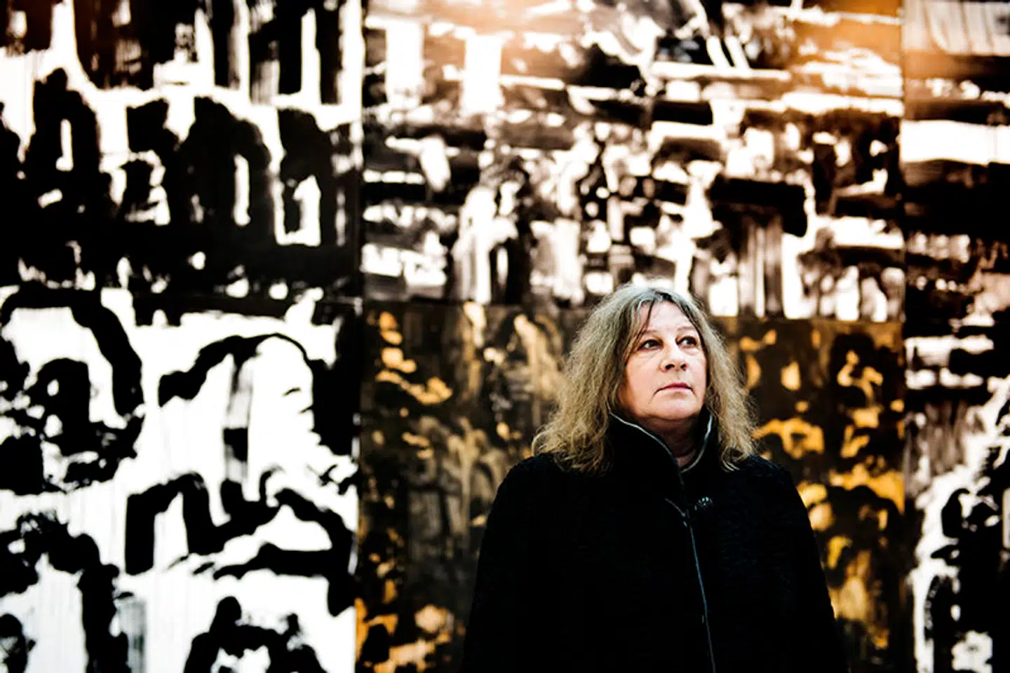 Merete Barker foran det 12 meter brede værk »Different Worlds – Different Fields« i 2013.