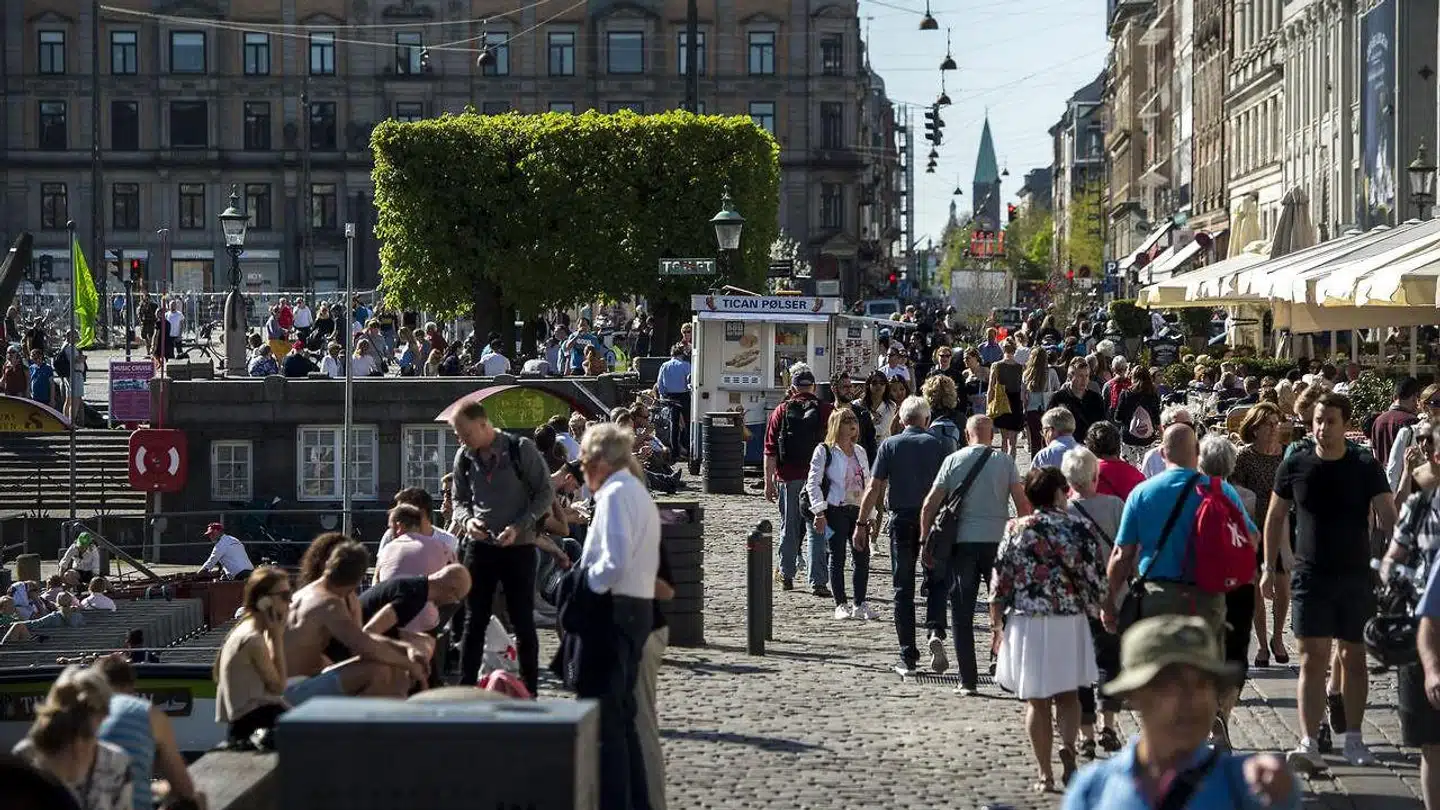 »Men turismen udfordrer også København, den forurener, belaster klimaet og den skaber ubalance i byen. Dagliglivet presses, og hele kvarterer bliver omdannet til en kulisse og festplads, hvor der tjenes hurtige penge. Det skal vi finde løsninger på (...),« skriver Klaus Mygind og Sisse Marie Welling.