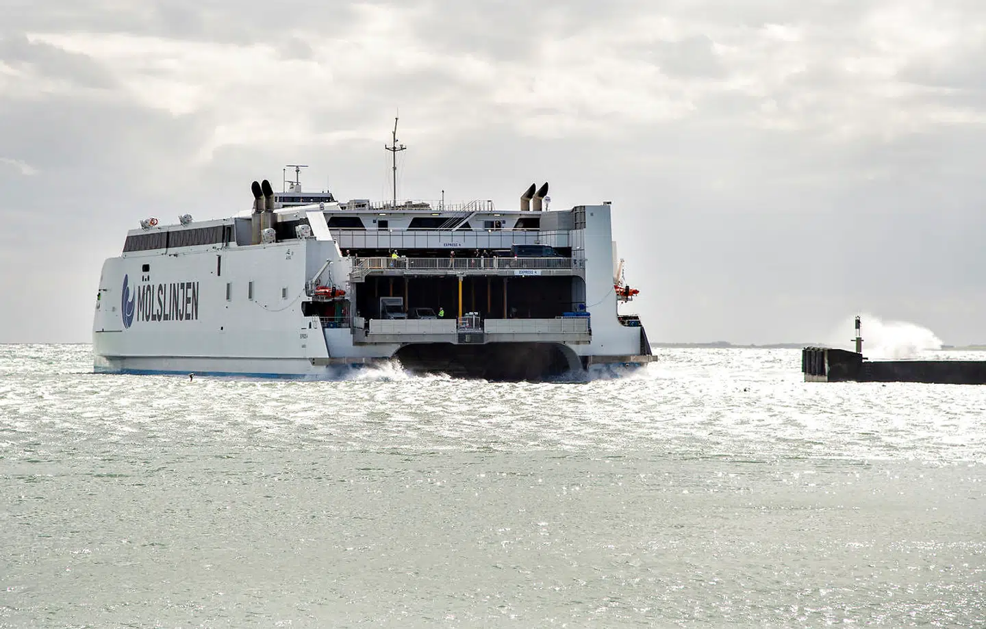 Molslinjen sejler mellem Sjællands Odde og dels Aarhus og dels Ebeltoft med hurtige færge. Skibet på foto'et er et af rederiets skibe. (Arkivfoto)