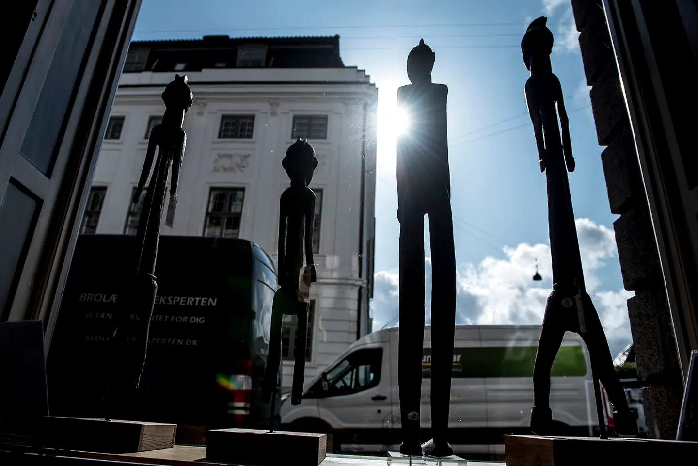 Også i vindueskarmen ud mod Bredgade står Prins Henriks kunst.