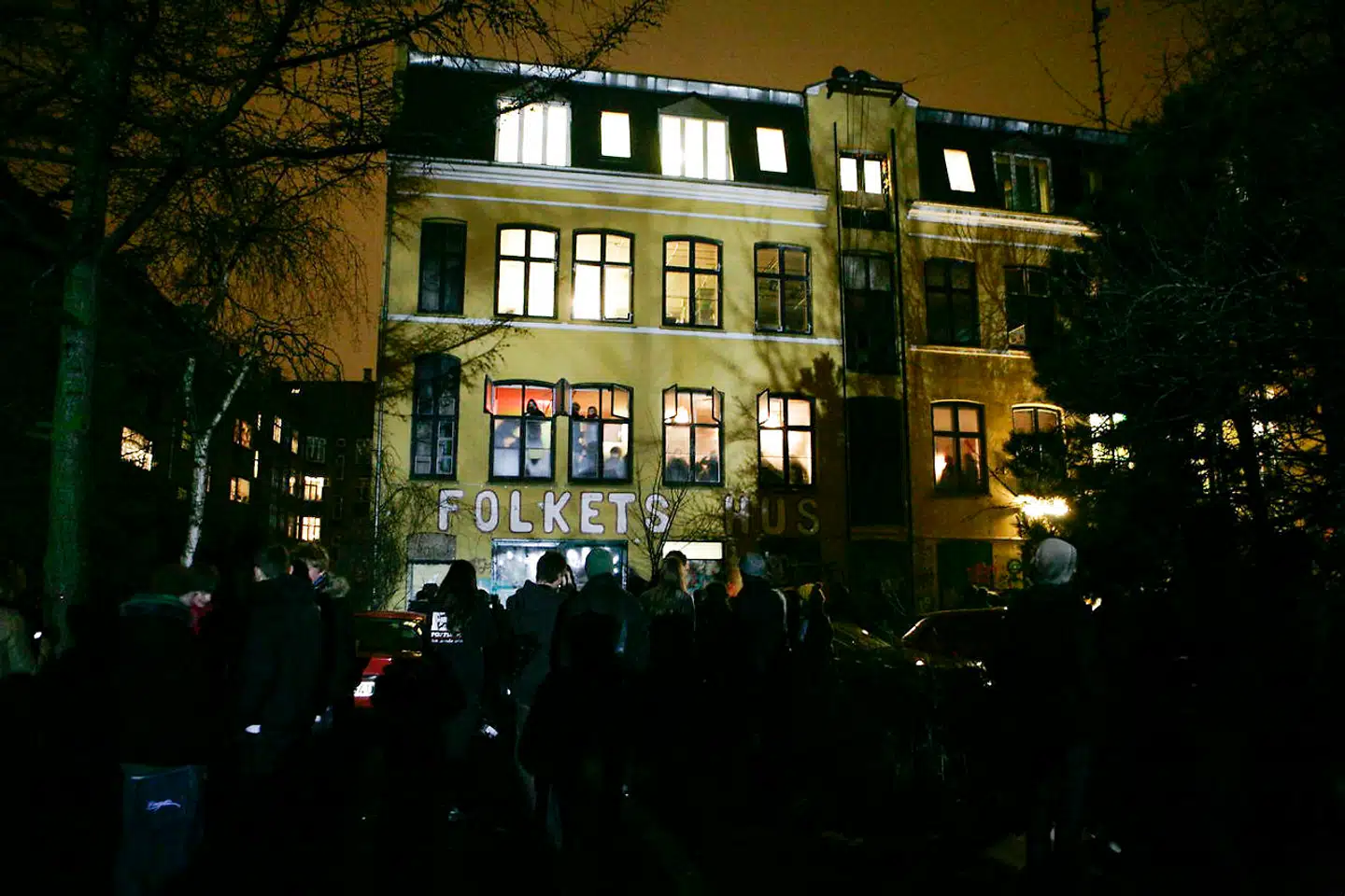 Er du hvid og skal du til fest med »Bibimbatty« i Folkets Hus på Nørrebro, er din bedste strategi - som intersektionel og identitespolistisk frontkæmper - ikke at møde om.