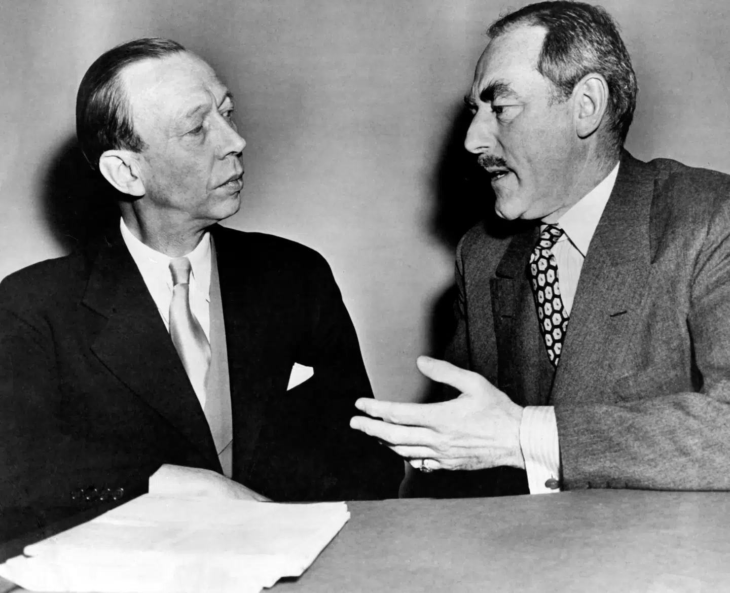 Billedet siger sådan set alt. Den danske udenrigsminister Gustav Rasmussen (tv) var en velpoleret diplomat, som ikke unødigt viste anden mimik end den helt nødvendige for at kunne trække vejret. Men han havde sit hyr med de frembrusende amerikanere, her med udenrigsminister Dean Acheson i 1949, og han tabte kæbetøjet ved tilbuddet om, at de ville købe Grønland.