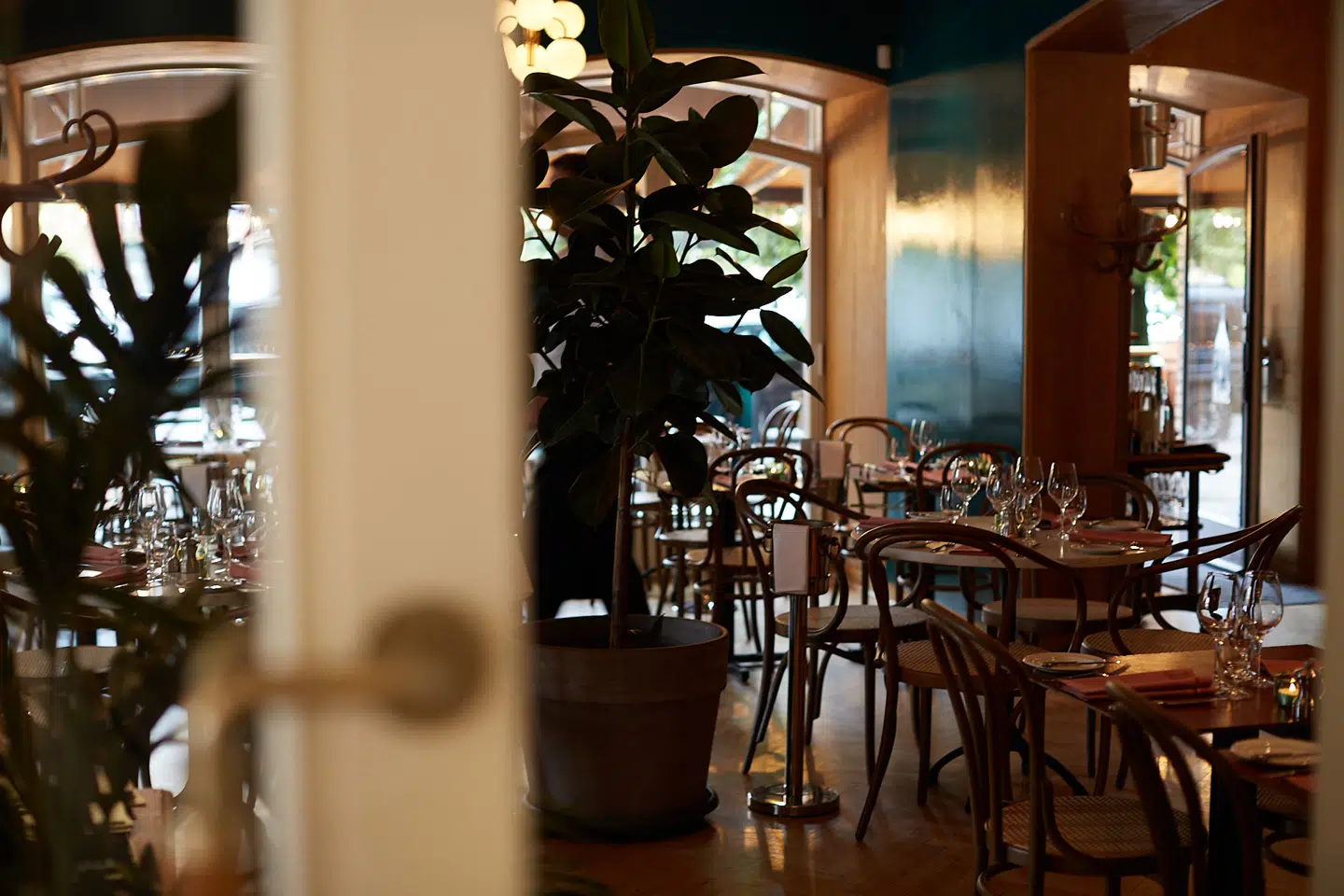 Lokalerne i den fredede bygning har tidligere huset Jan Hurtigkarls Les Étoiles, Ejler Jørgensens Escoffier og italienske Casa D’Antino. Nu er der klassisk fransk på menukortet.