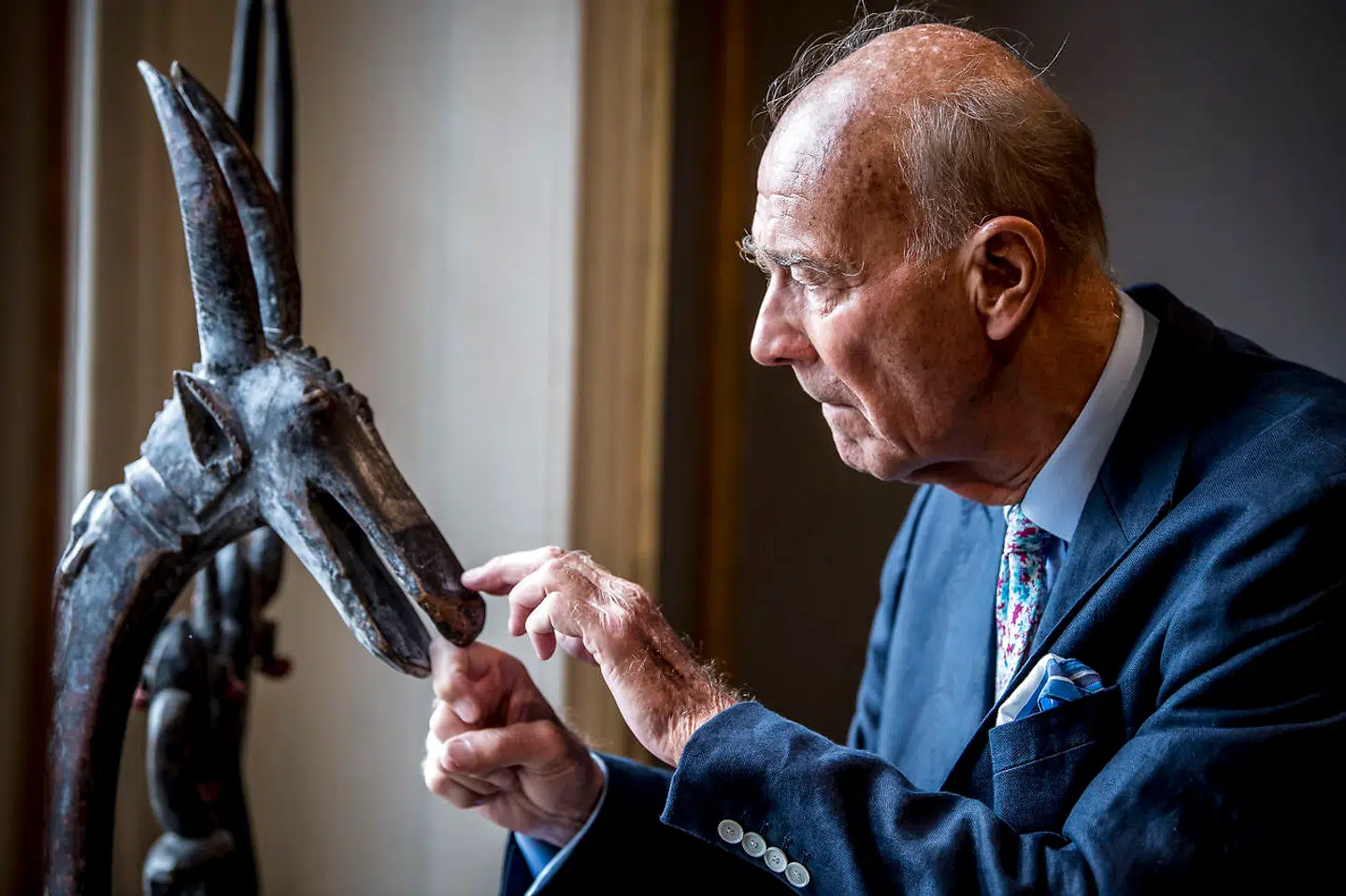 Jesper Bruun Rasmussen under eftersyn af Prins Henriks kunstsamling.