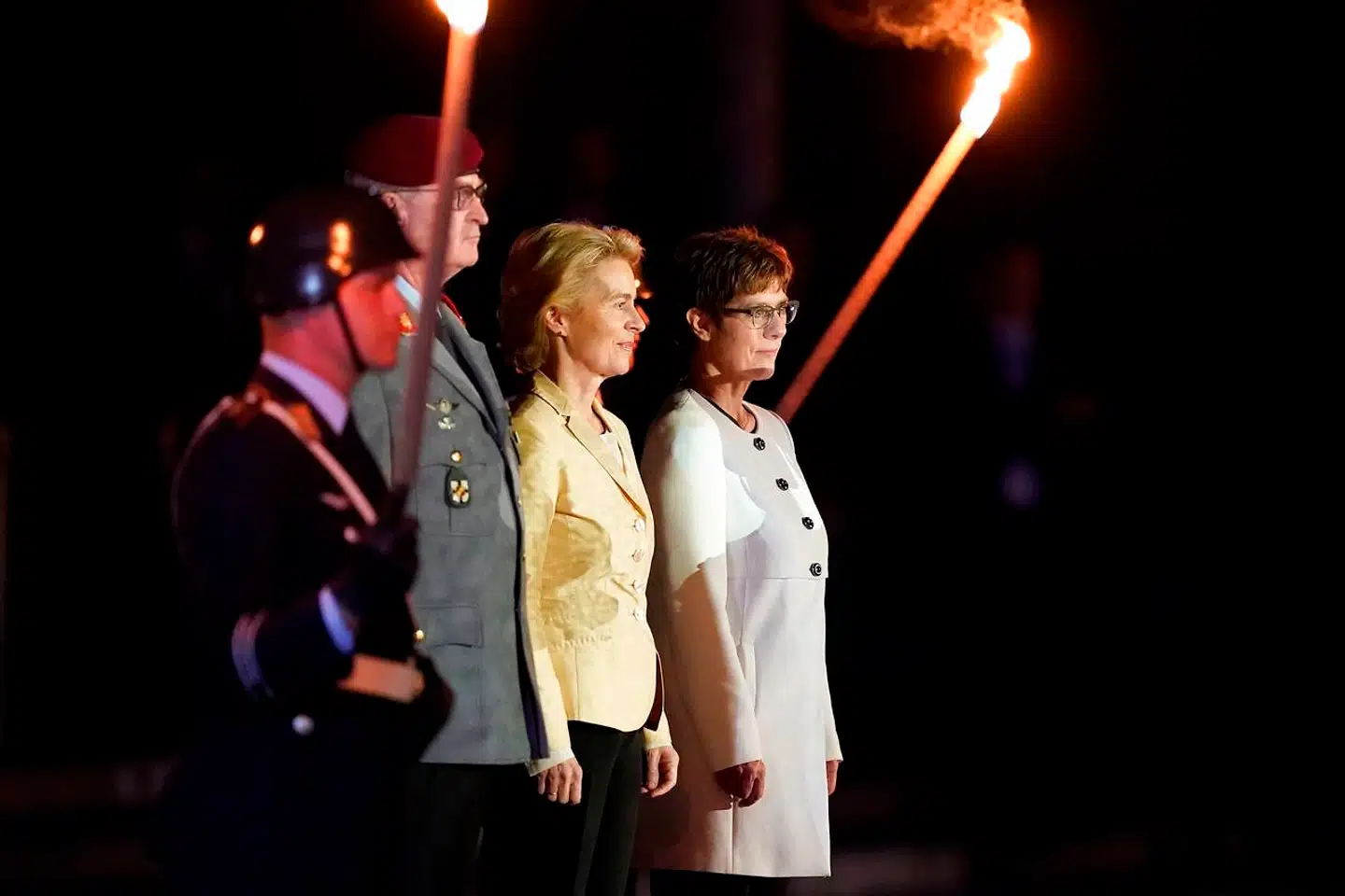 Torsdag aften takkede Ursula von der Leyen af som Tysklands forsvarsminister. Det skete ved en traditionel militærceremoni i Berlin. Ved siden af von der Leyen ses hendes afløser som forsvarsminister, Annegret Kramp-Karrenbauer.