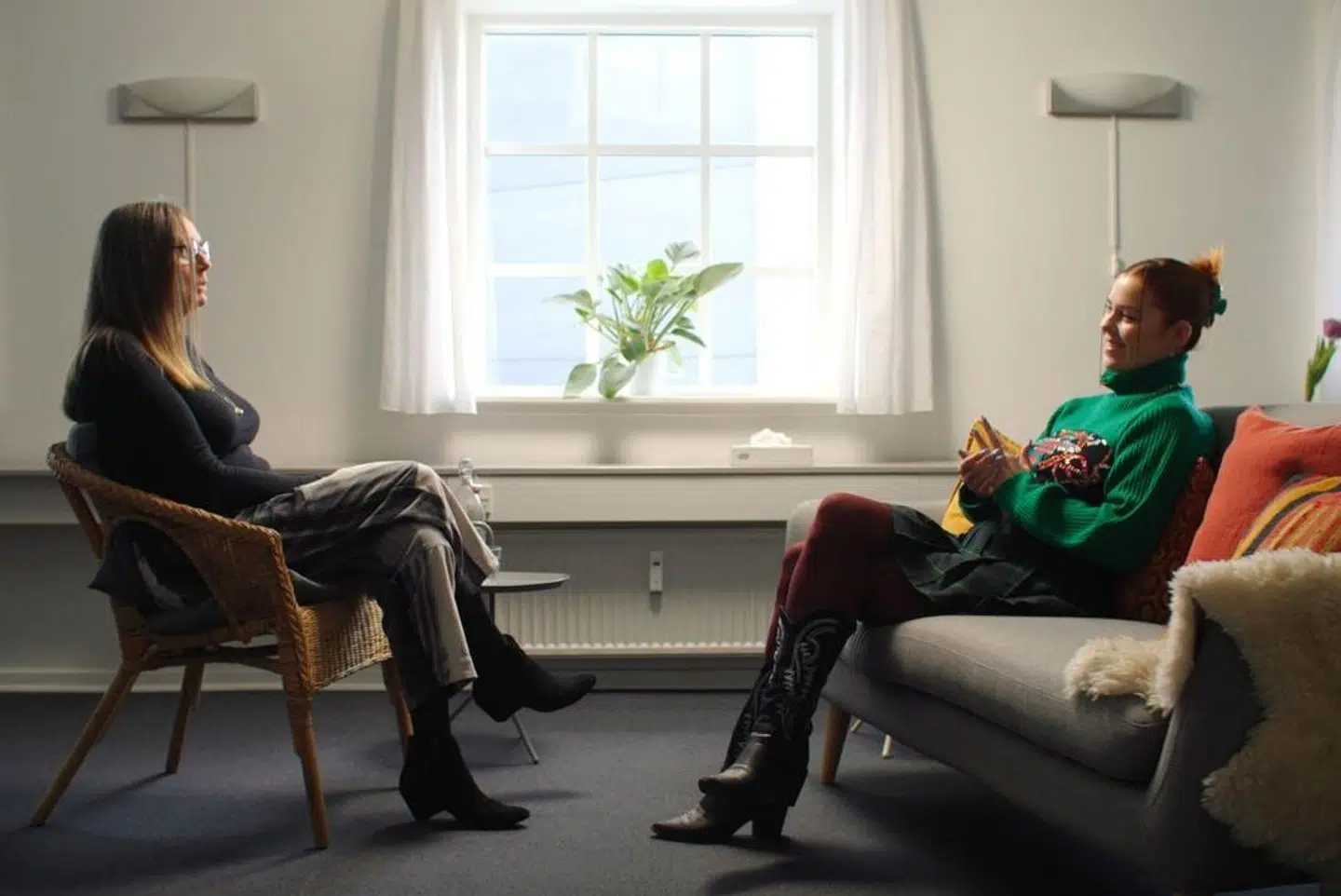 »Når der er risiko for at blive udskammet for vores følelser, er det mindre sandsynligt, at vi deler dem, og der er dermed større sandsynlighed for at få alvorlige følelsesmæssige problemer,« skriver psykolog Camilla Bruun, der hylder DR-værten Anna Lin (til højre) for hendes åbenhed om egen sårbarhed.