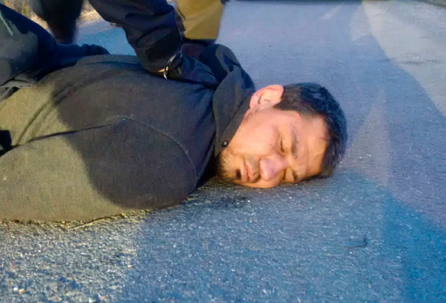 Gerningsmanden bag terrorforsøget i Östersund formodes at have forbindelser til Rakhmat Akilov, der blev idømt livstid for at have dræbt fem mennesker i et terrorangreb i 2017. Her ses Rakhmat Akilov blive arresteret den 7. april 2017 i Marsta, nord for Stockholm.