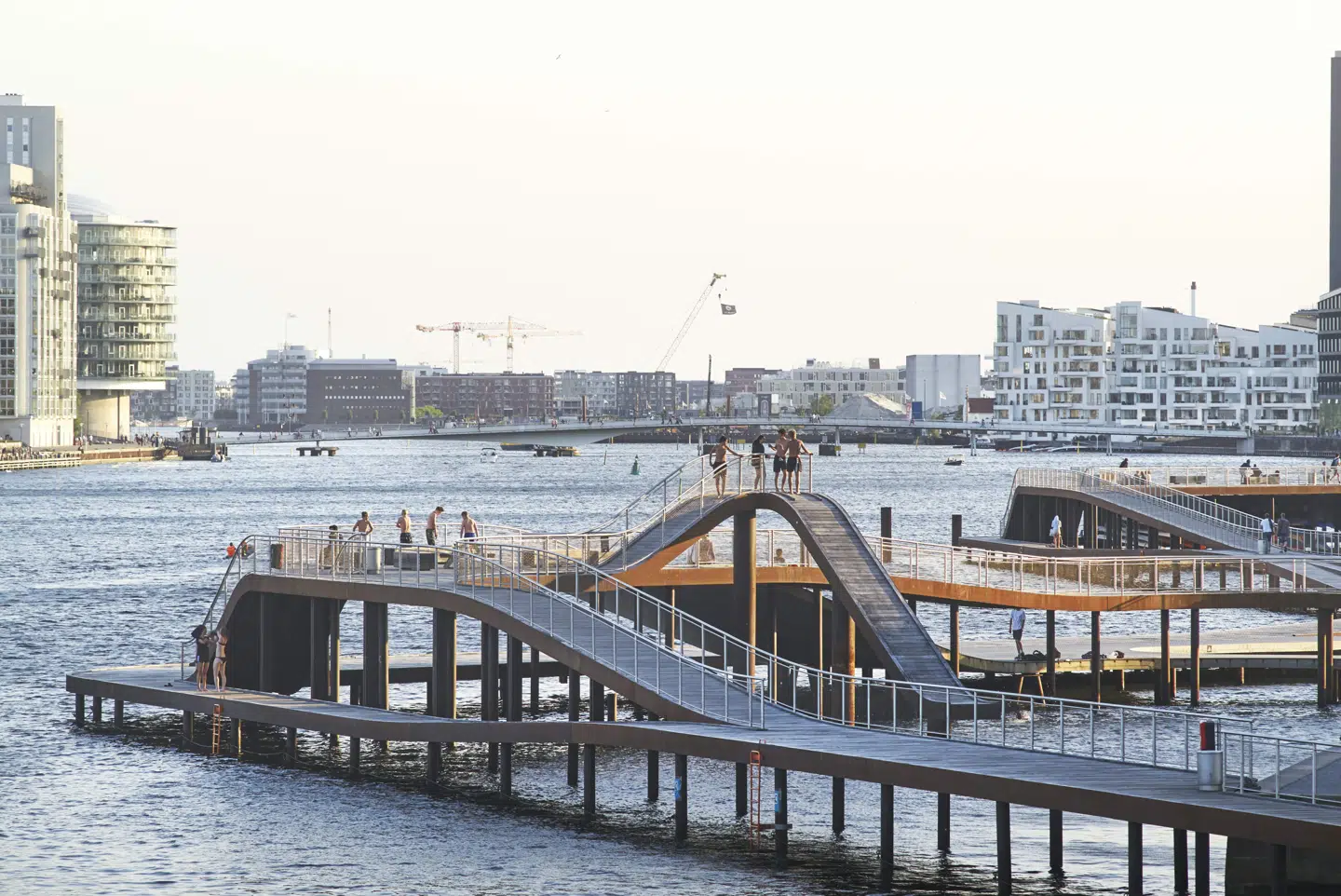 Det er ikke første gang, der bliver badet fra Kalvebod Bølge, men fra på fredag bliver det autoriseret, når endnu en badezoner åbner i havnen.