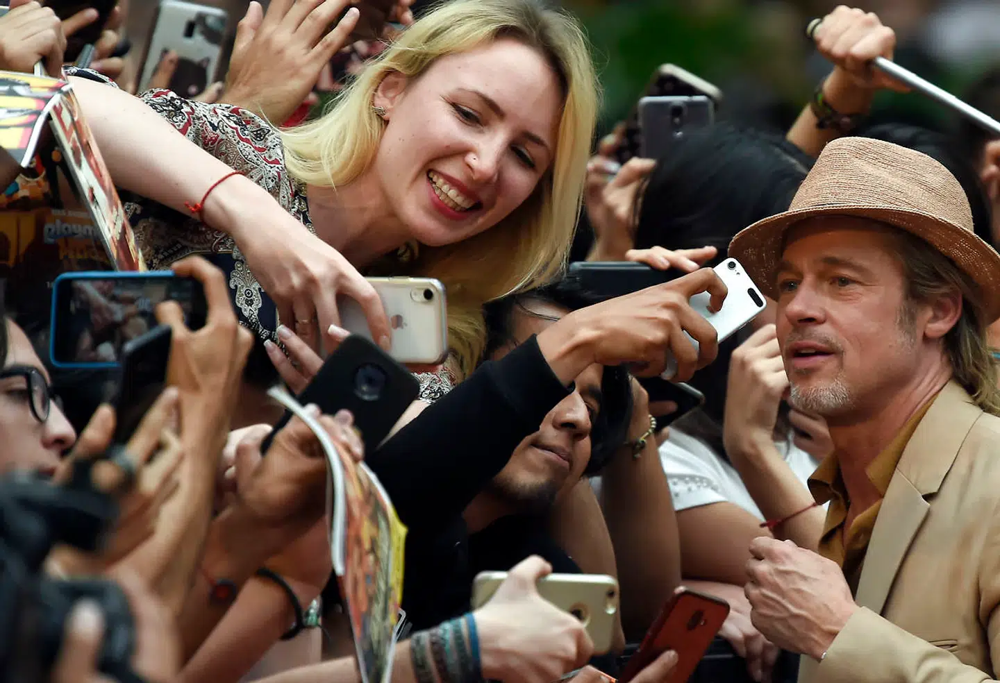 55-årige Brad Pitt poserede for fans, da »Once Upon a Time... in Hollywood« blev vist i Mexico City sidste uge.