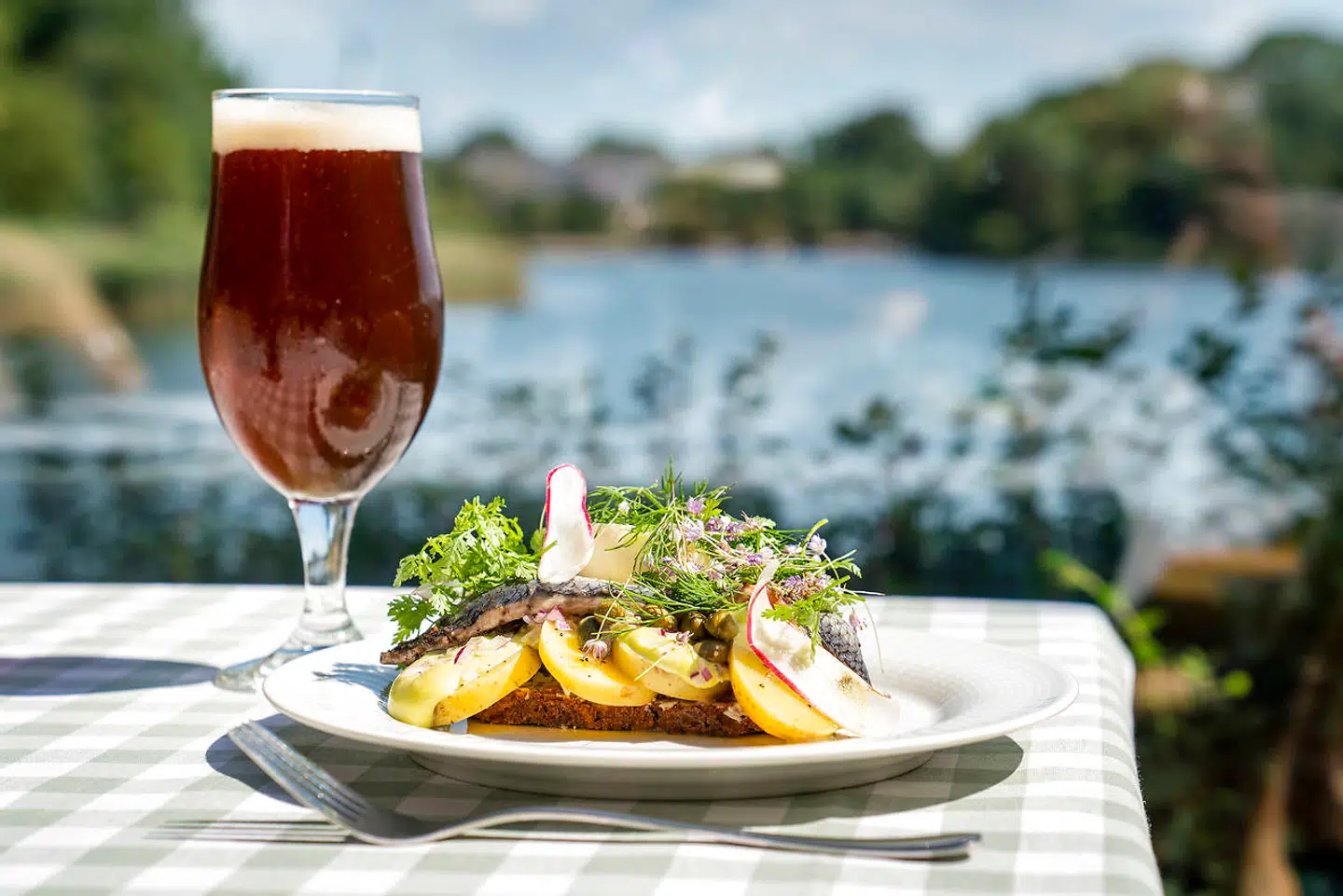 En kold øl og en perfekt »snapsemad« med udsigt udover Christianshavns volde. »Ravelinen« er en klassis frokostoplevelse i topklasse.