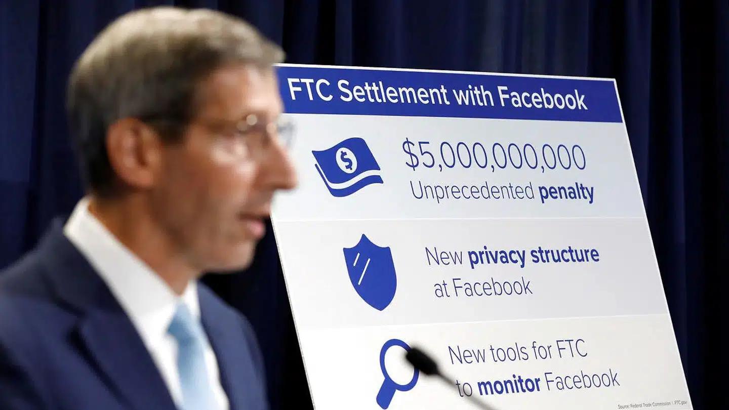 24. juli langede formanden for de amerikanske konkurrencemyndigheder FTC, Joe Simons, Facebook en bøde på fem milliarder dollars for lovstridig håndtering af brugernes private data. Nu er han i gang med nye undersøgelser af teknologigiganternes magt og er om fornødent klar til at tvangsopsplitte selskaberne. Arkivfoto: Yuri Gripas, Reuters/Ritzau Scanpix