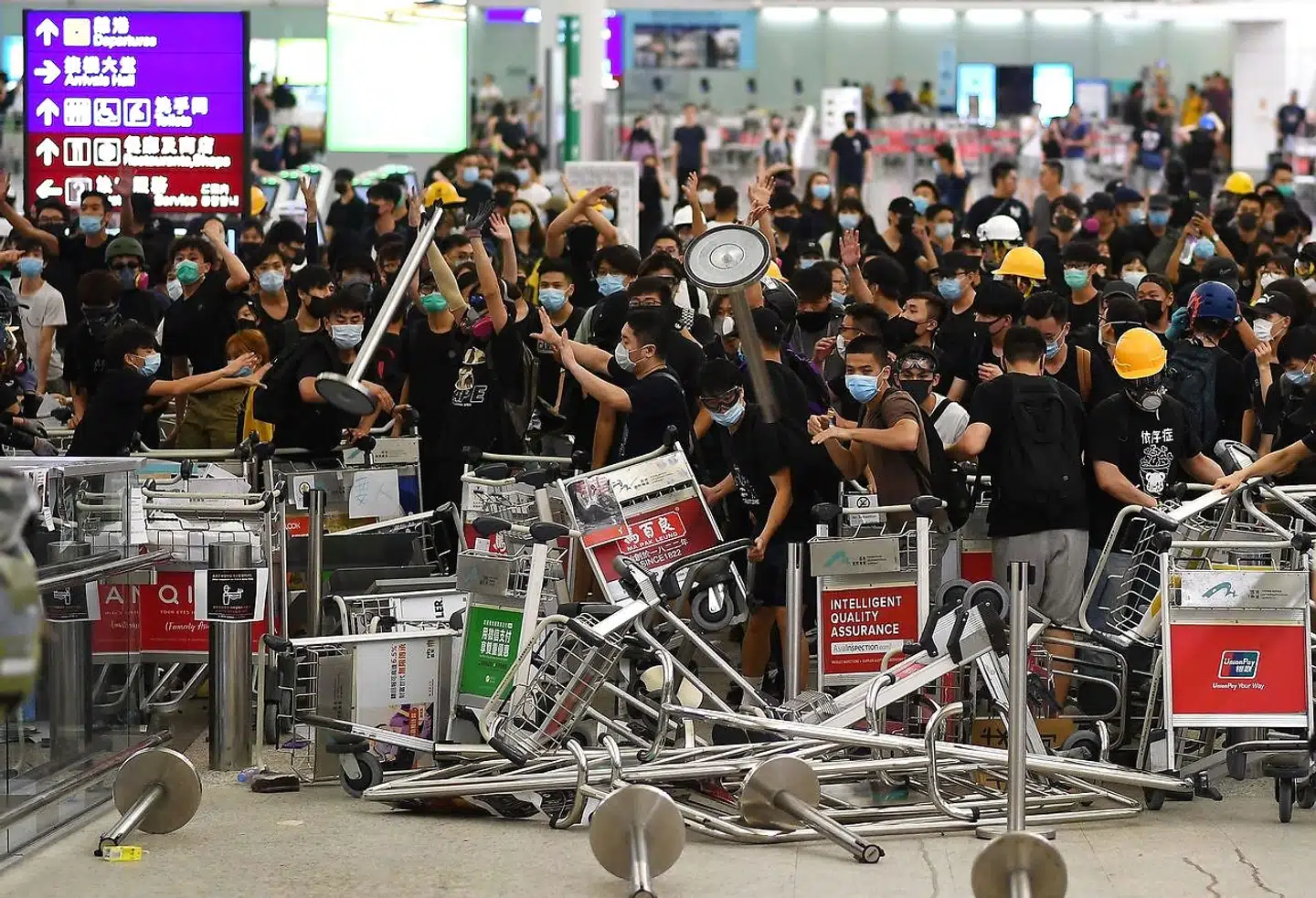 Voldsomme protester i Hongkongs lufthavn medførte igen, at mange flyafgange måtte aflyses tirsdag aften. Onsdag morgen er flytrafikken genoptaget.