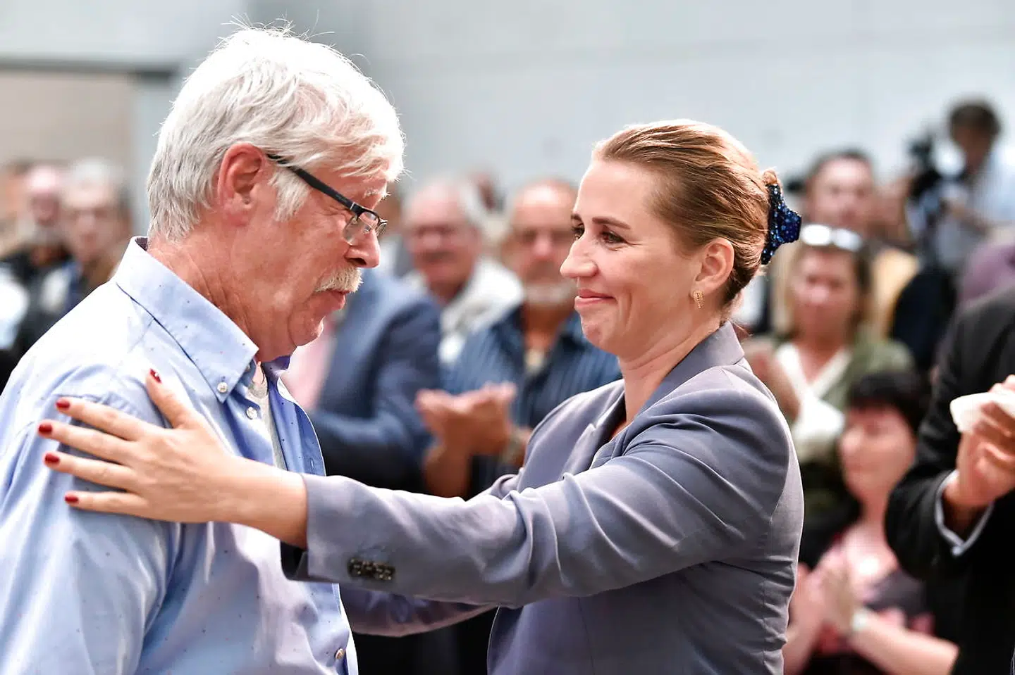 Statsminister Mette Frederiksen giver den tidligere beboer på Godhavn Poul-Erik Rasmussen et knus ved den officielle undskyldning til Godhavnsdrengene og andre tidligere anbragte børnehjemsbørn på Marienborg. (Foto: Mads Claus Rasmussen/Scanpix 2019)