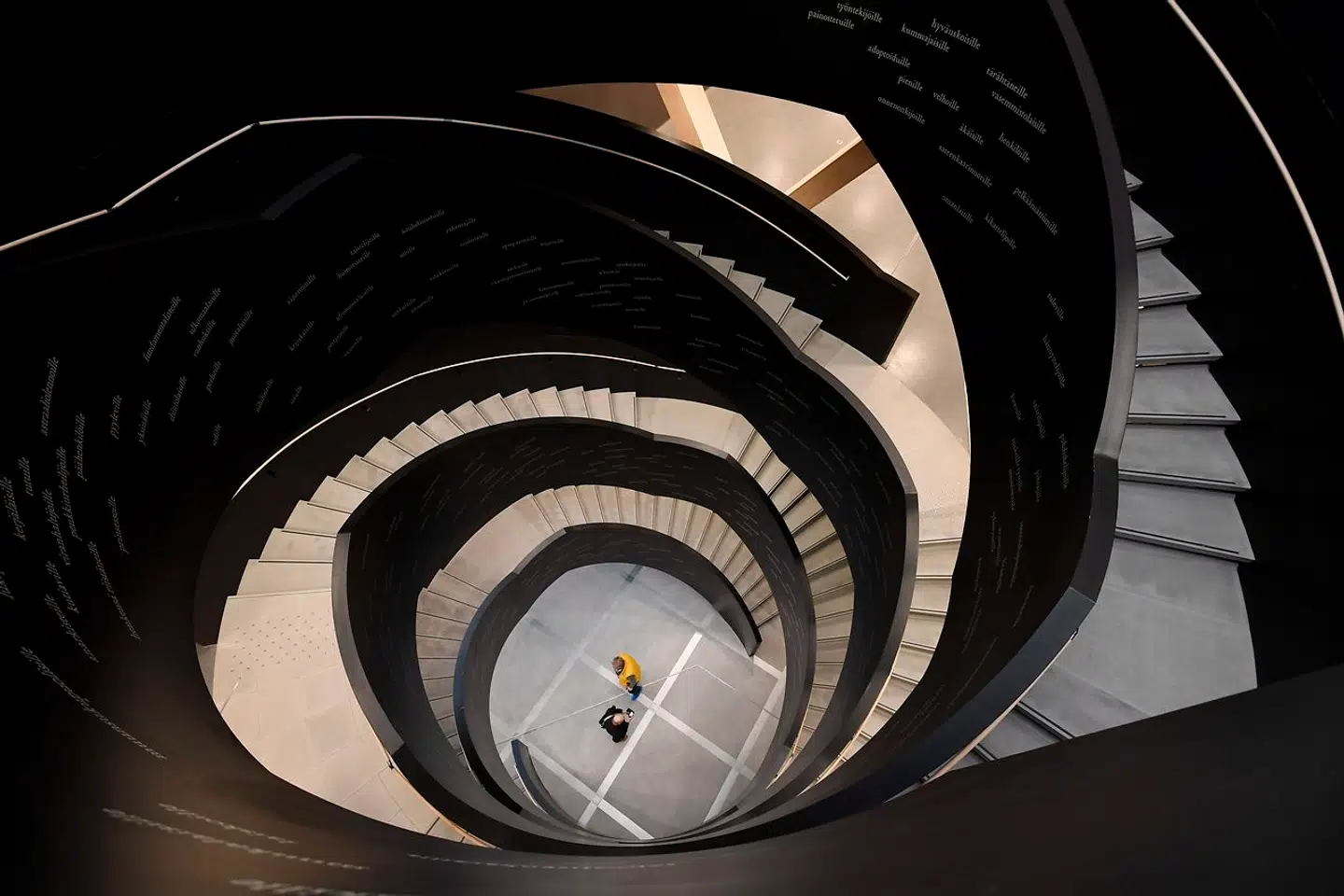 Helsinkis nye centralbibliotek, Oodi, blev indviet i 2018. Det har kostet ca. 750 mio. kr. og er tegnet af den finske tegnestue ALA.