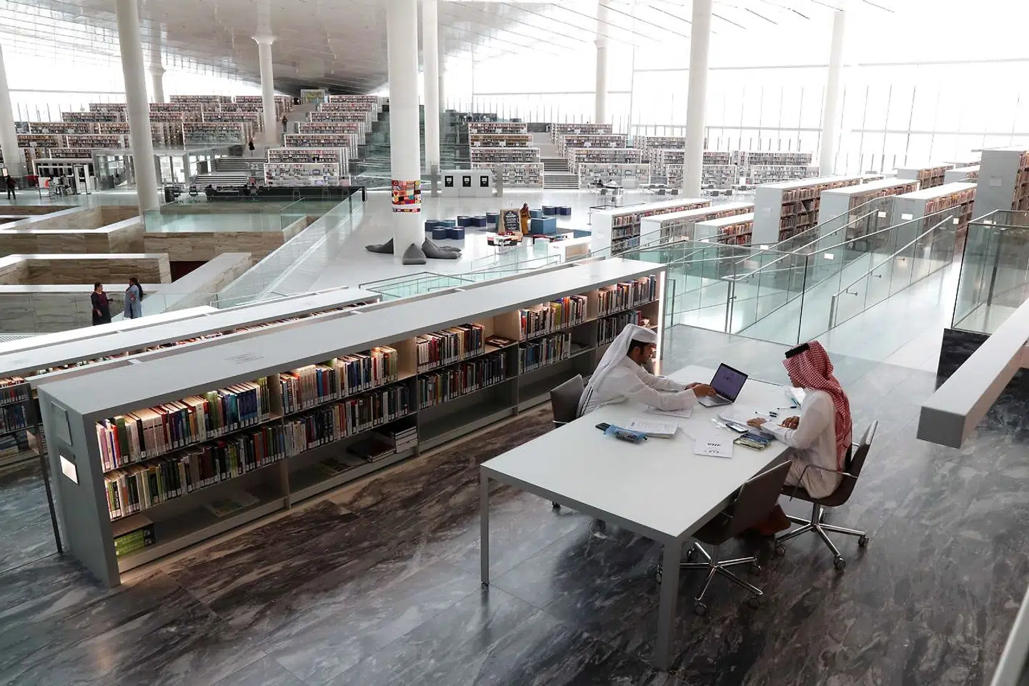 Quatars nye nationalbibliotek blev indviet i 2018 og er tegnet af den kendte hollandske arkitekt, Rem Koolhaas. Hver måned er der 80-90 gratis arrangementer, bl.a. en klassisk koncert med Qatar Philharmoniske Orkester, på biblioteket. Hver torsdag er biblioteket åbent i fire timer for kvinde. Bibliotektet rummer bl.a. musikstudier, børnerum og TV-faciliteter.