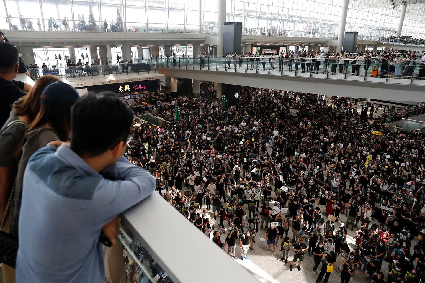 Demonstrationerne mod Hongkongs regering spredte sig for nyligt til Hongkongs internationale lufthavn, hvor demonstranter sad fredeligt i tre dage. Det har fået flyselskabet Cathay Pacific til at fyre medarbejdere.