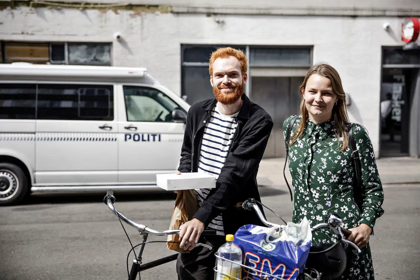 Nærpolitiafdelingen ved Hermodsgade åbner op for spørgsmål søndag den 11. august 2019 efter eksplosionen foran bygningen. Nina Stefansdottir og David Seerup bor i nærheden af bygningen og hørte braget om natten.
