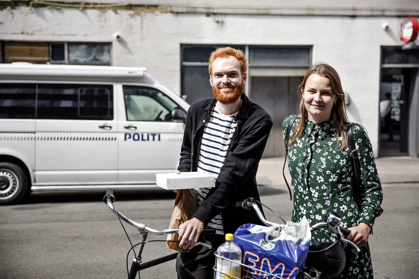 Nærpolitiafdelingen ved Hermodsgade åbner op for spørgsmål søndag den 11. august 2019 efter eksplosionen foran bygningen. Nina Stefansdottir og David Seerup bor i nærheden af bygningen og hørte braget om natten.