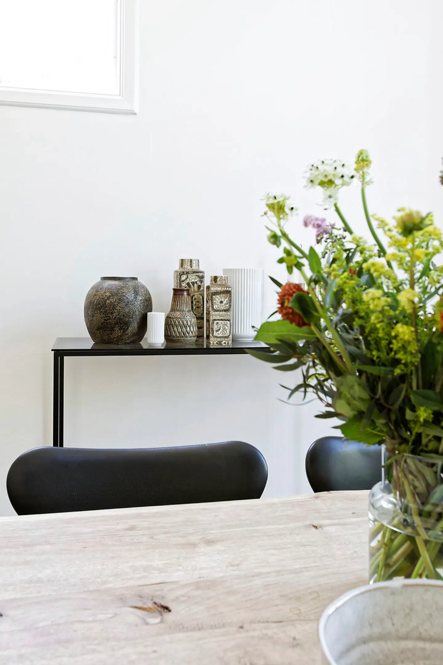 På det moderne konsolbord står en samling delvist arvet keramik fra 1960erne.