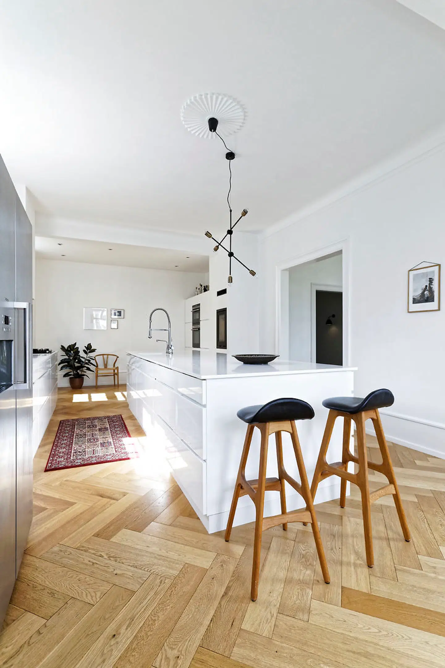 Køkkenet fra Kvik er slået sammen af et lille mørkt køkken og en tidligere spisestue. Til gengæld er der taget noget plads for enden af rummet til et nyt badeværelse. Barstolene er fra Buch.