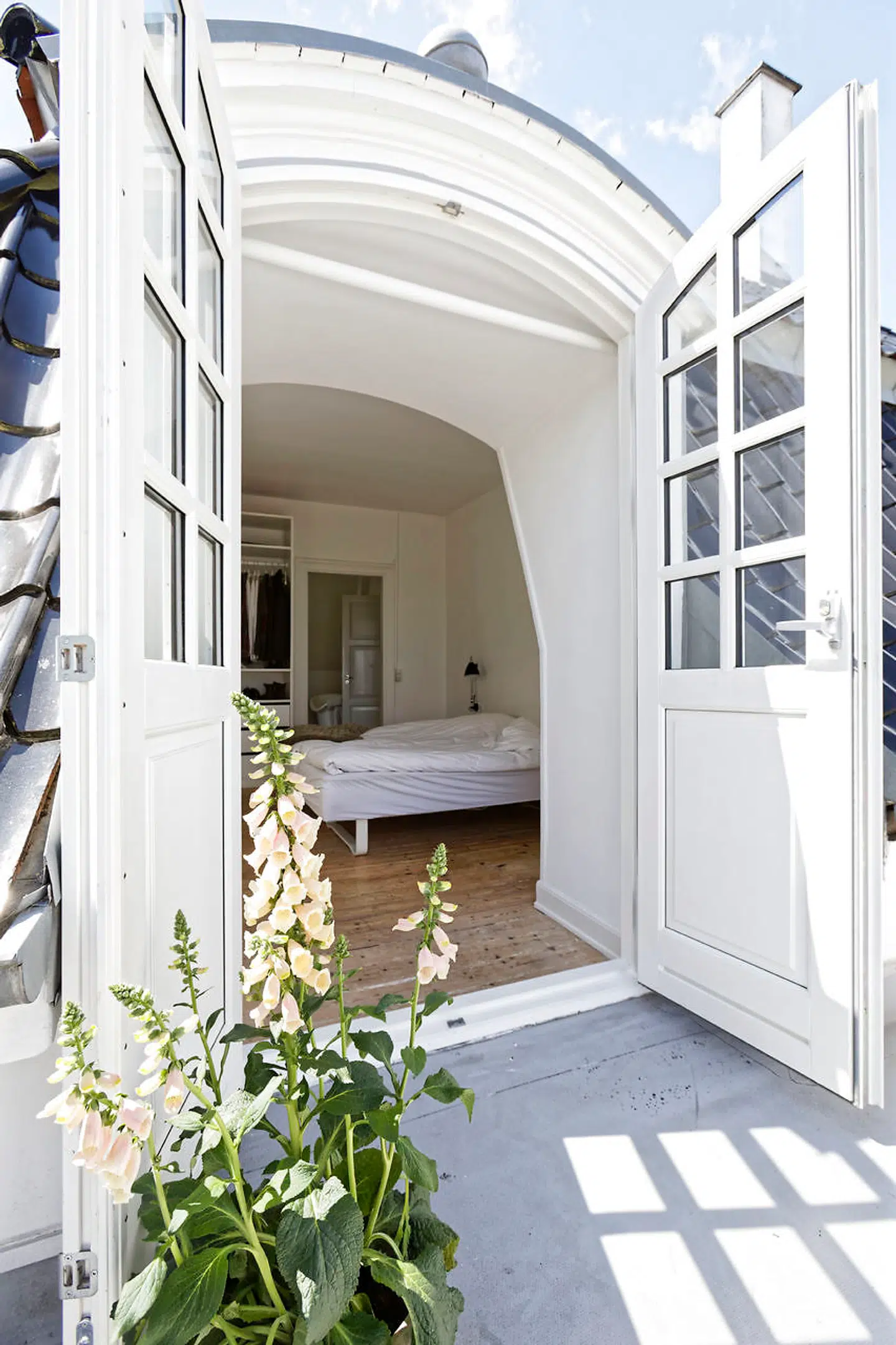 Soveværelset ligger under taget med udgang til balkon med udsigt over Øresund.