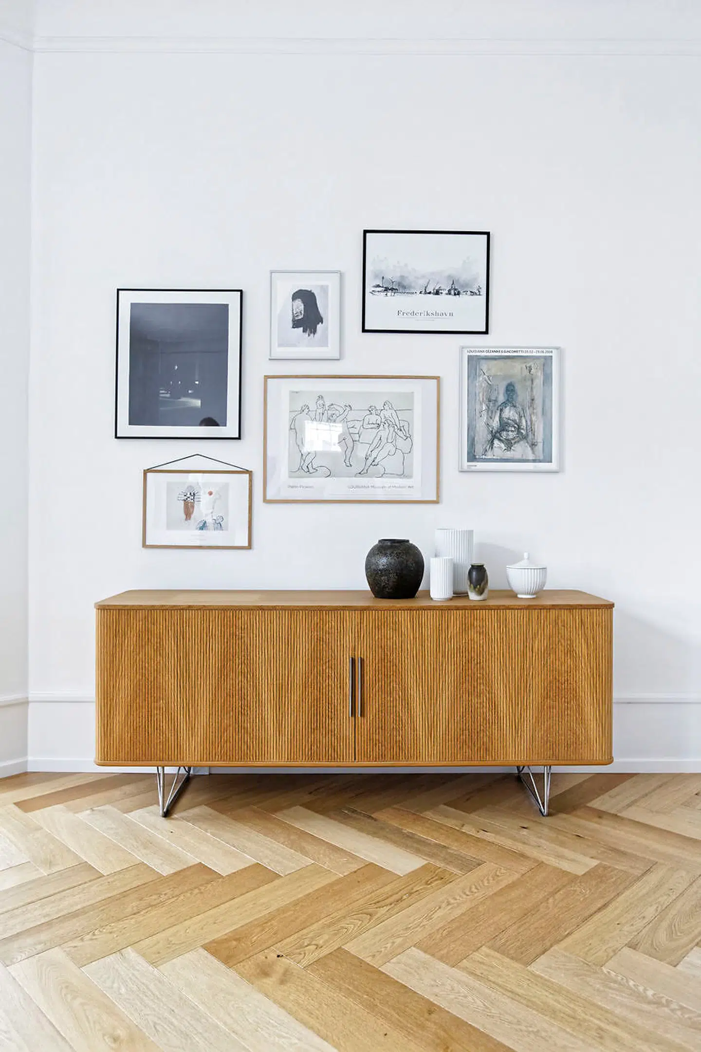 Skænken fra Navercollection er også af eg. Det sildebenslagte gulv af eg er Ruben Hjelmbergs eget værk. Billederne er blandt andet fra Kunstmuseet Louisiana og en kunstner fra Frederikshavn.