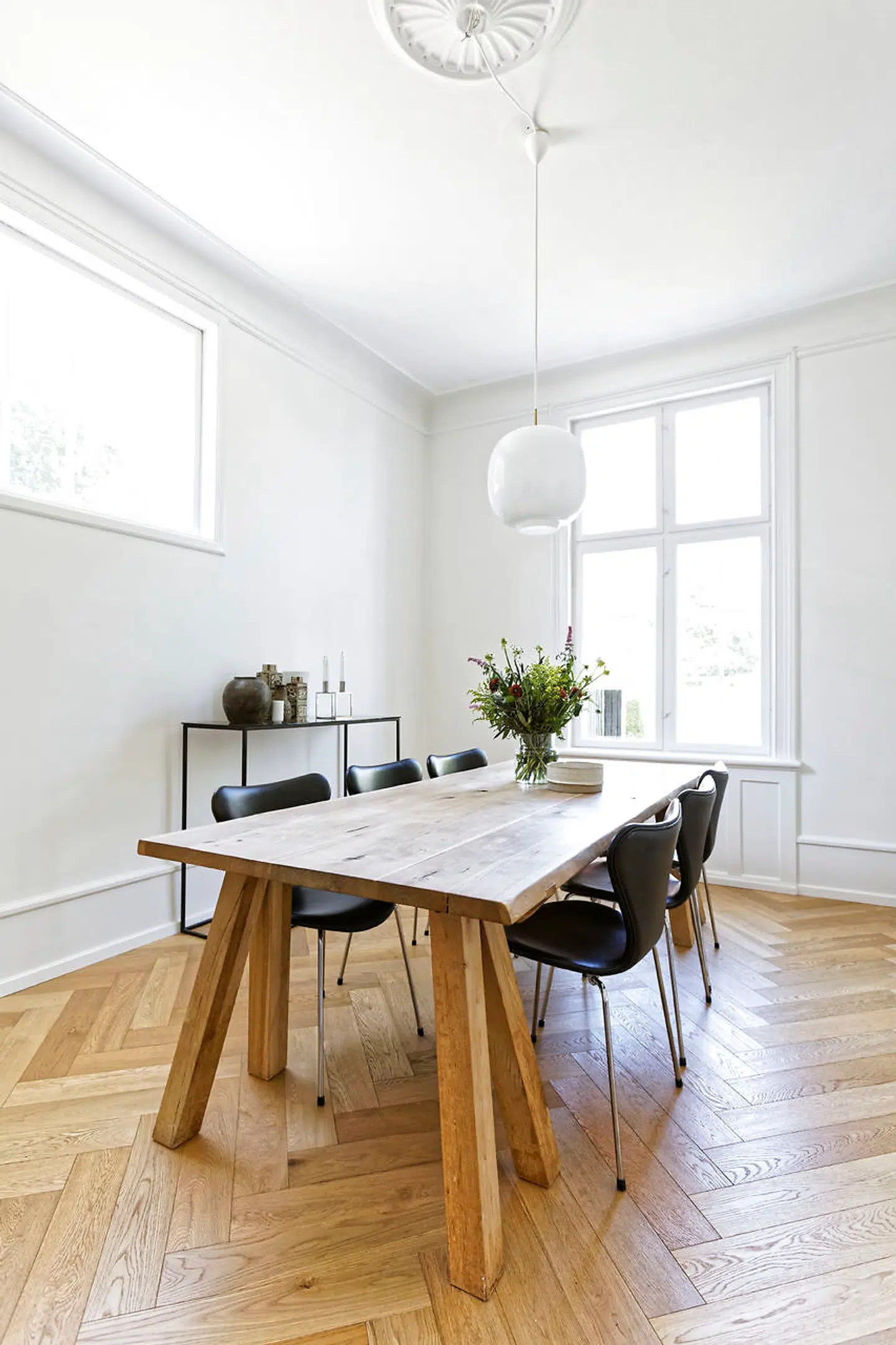 Familien bruger spisestuen dagligt. Egetræsbordet er sammen med de læderpolstrede Syver-stole, fra da boede parret på Østerbro.