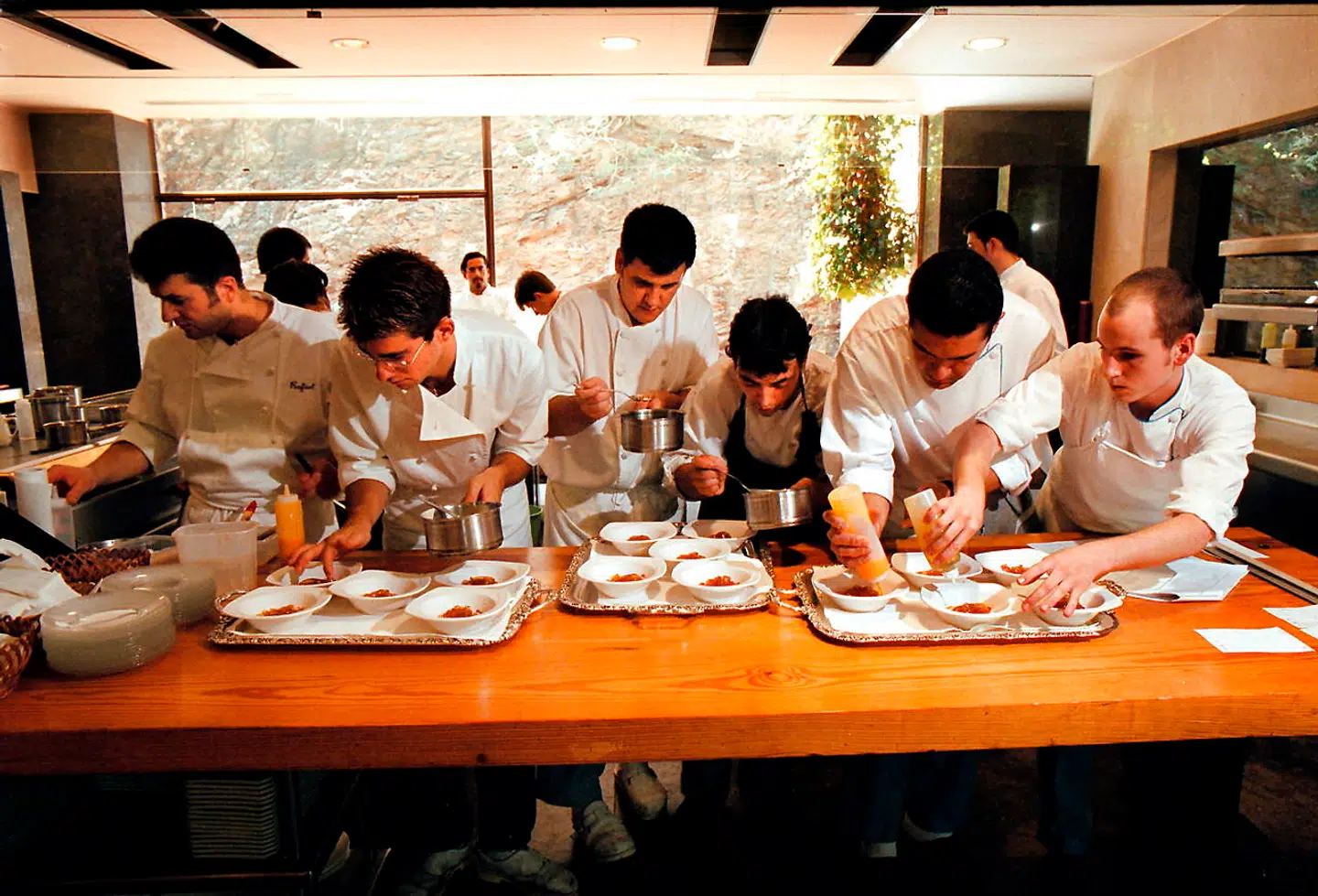 Kokkene opererede som et præcisionsurværk i køkkenet på legendariske Restaurant El Bulli i Catalonien, 150 km nord for Barcelona, hvor Per Thøstesen har haft sin indtil videre største gastronomiske oplevelse. Restauranten lukkede i 2011.