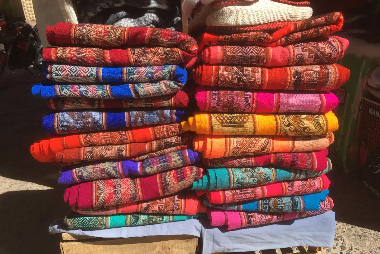 Et særkende – især i Salta og Jujuy-provinserne – er de smukt vævede tekstiler, som bærer på indianske traditioner i mønstre og farver.