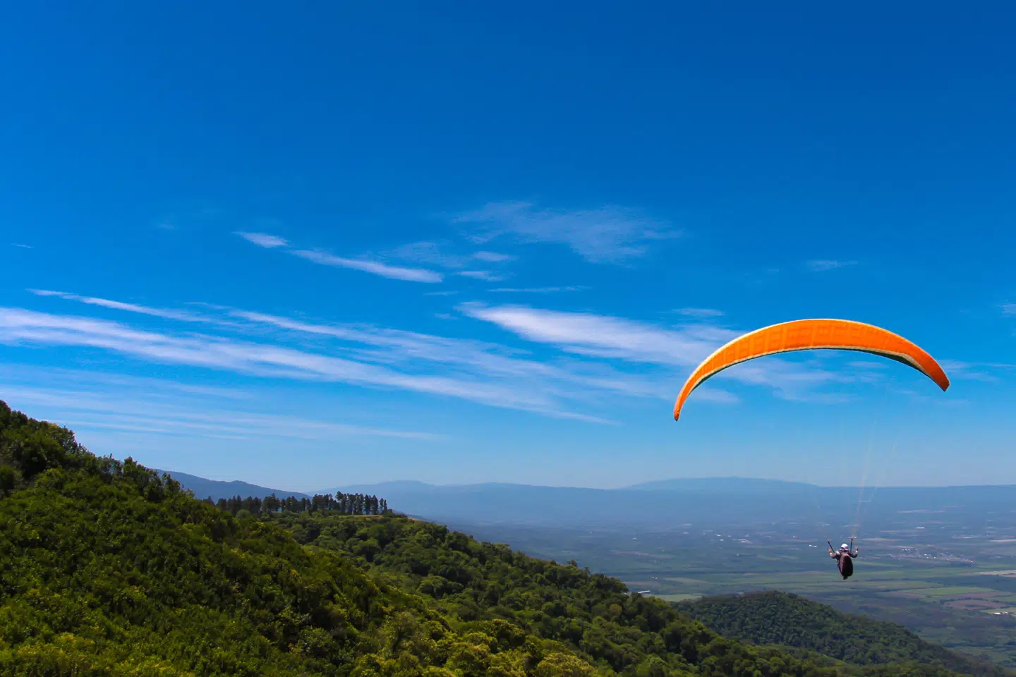 Tæt på himlen og langt fra jorden – sådan føles det på et tandem-paraglide. Argentinerne kommer lang vejs fra her til bakken, hvor vindene er perfekte.