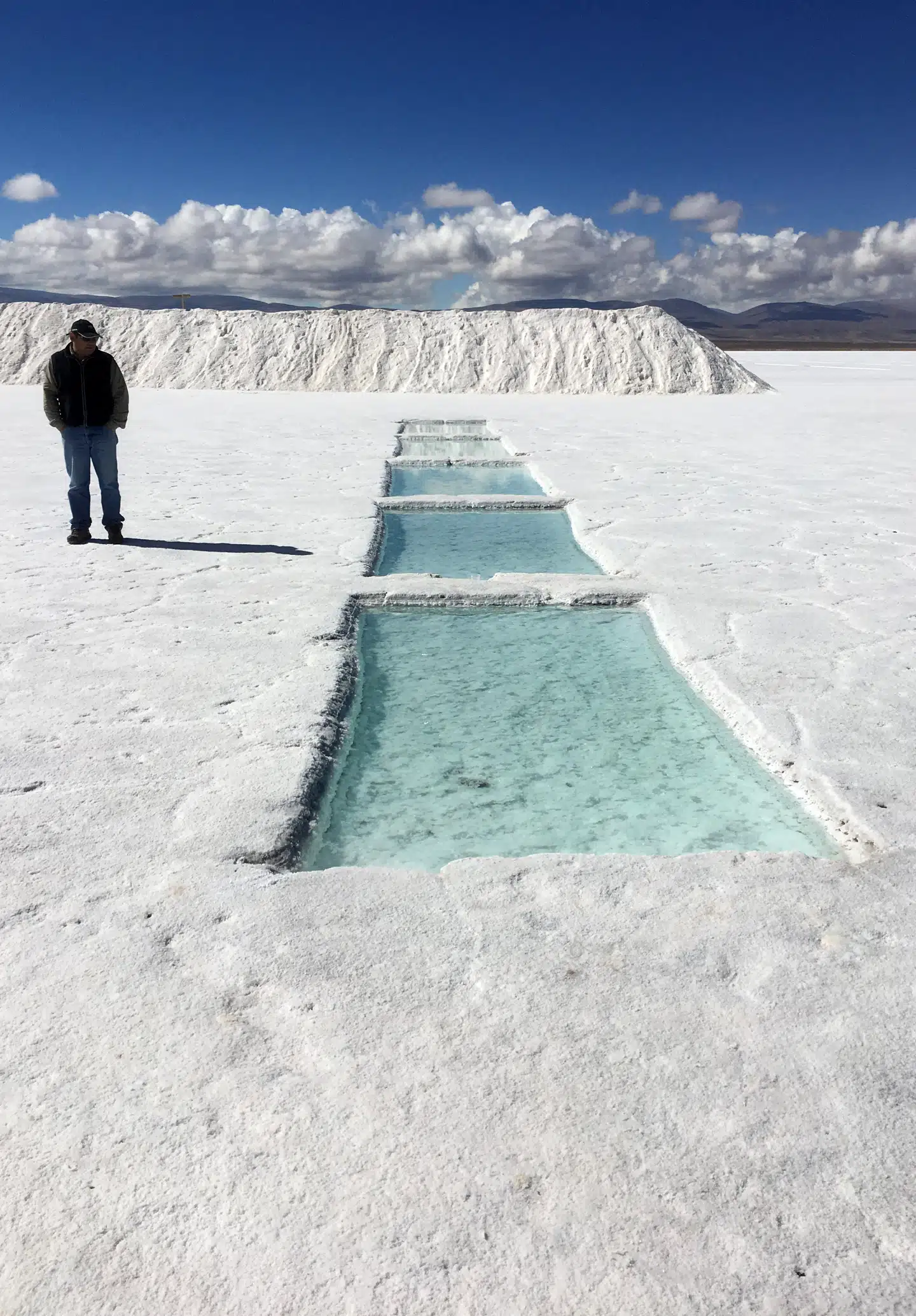 Grandes Salinas’ endeløse flade, hvide slette er et hav af salt. Hovedvejen der fører igennem sletten, fører videre ind i Chile.