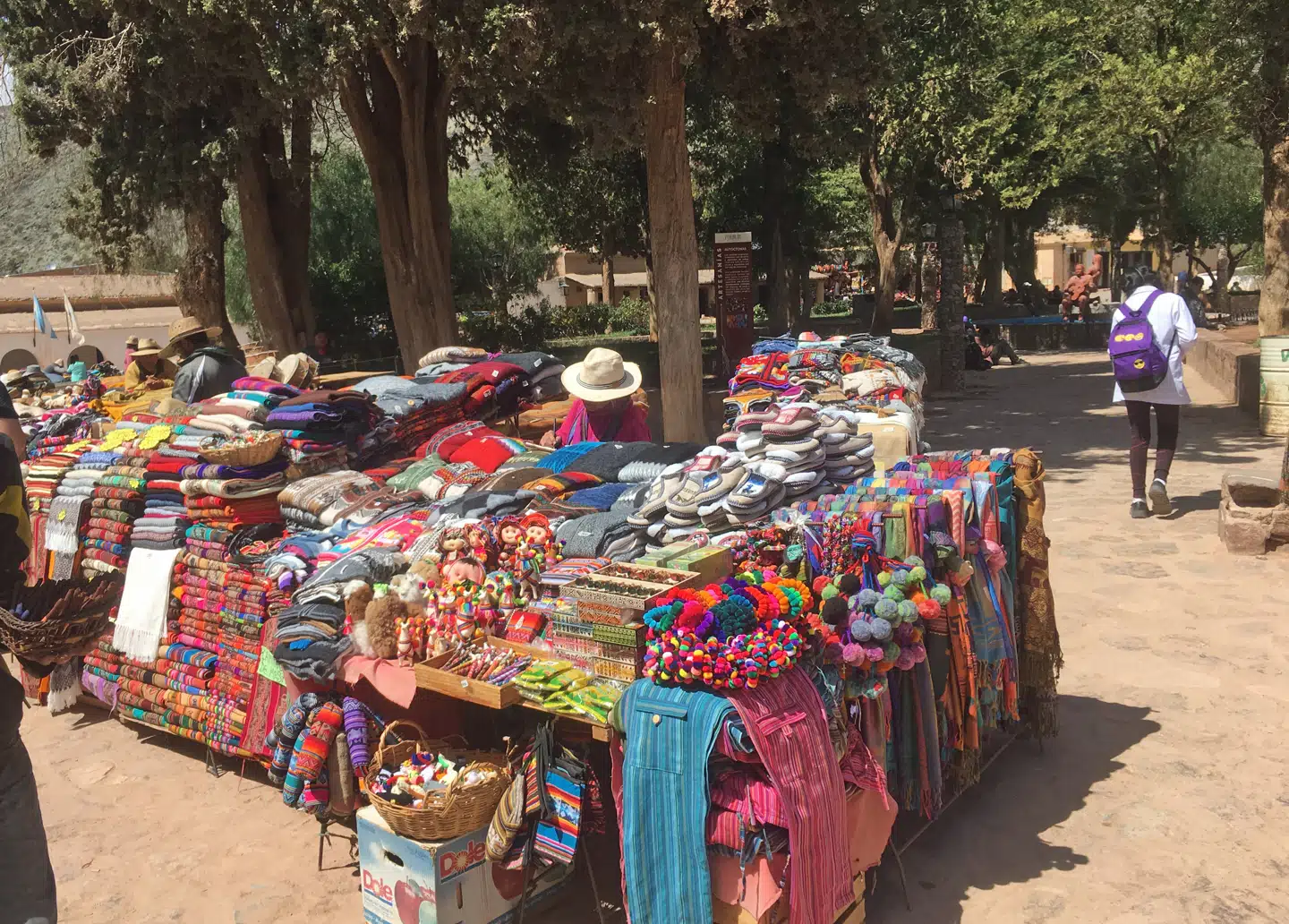 Markedet i Purmamarca bugner med lokalt fremstillede tekstiler og keramik af virkelig god kvalitet og til lave priser, som tit ikke er til forhandling.
