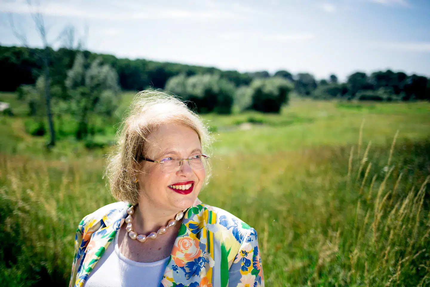 »Danmark har generelt haft mere villighed til at give folk ansvar fra en tidlig alder, og det gør, at skiftet til, at der kommer flere kvinder i høje stillinger, sker tidligere og hurtigere. I USA skal man helst arbejde sig lidt langsomt op gennem systemet, og det betyder, at skiftene sker tilsvarende langsommere,« siger Hannah Kain, stifter af og administrerende direktør i virksomheden ALOM.