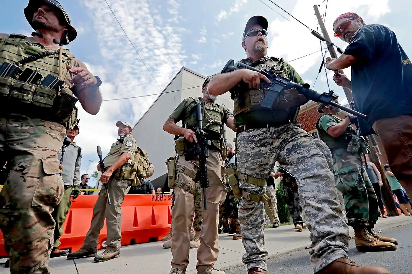 Hvide nationalister og forkæmpere for hvidt overherredømme bar militære kampuniformer og skudsikre veste for at beskytte kammerater under den omstridte højreradikale demomnstration i Charlottesville, Virginia, i august 2017. Chip Somodevilla/Getty Images/AFP