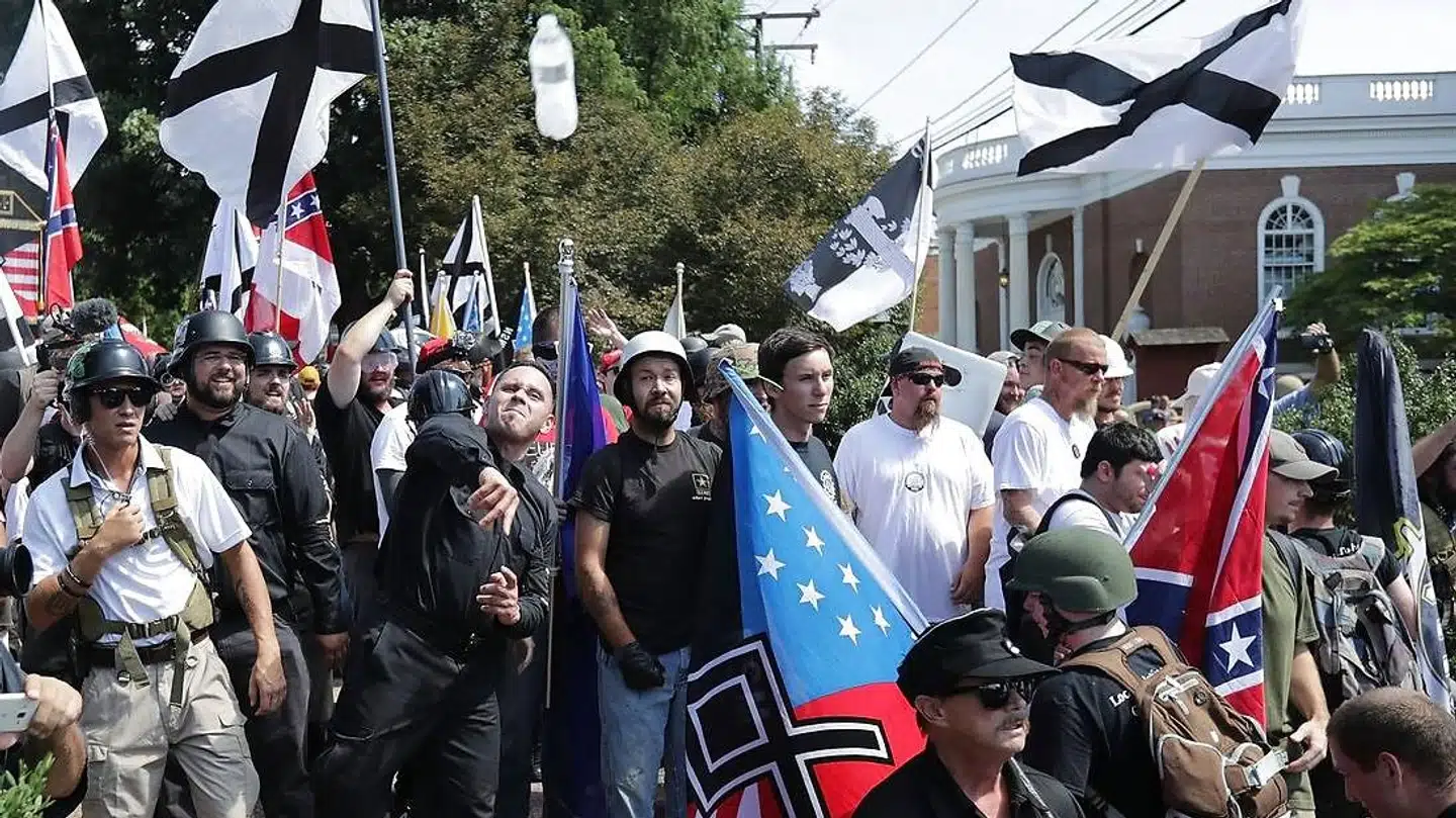 Hundredvis af hvide nationalister, herunder nazister ogh Ku Klux Klan folk, vandrede gennem Charlottesville 12. august 2017. Flasker blev smidt mellem de højreradikale demonstranter og moddemonstranter. Chip Somodevilla/Getty Images/AFP == FOR NEWSPAPERS, INTERNET, TELCOS & TELEVISION USE ONLY ==